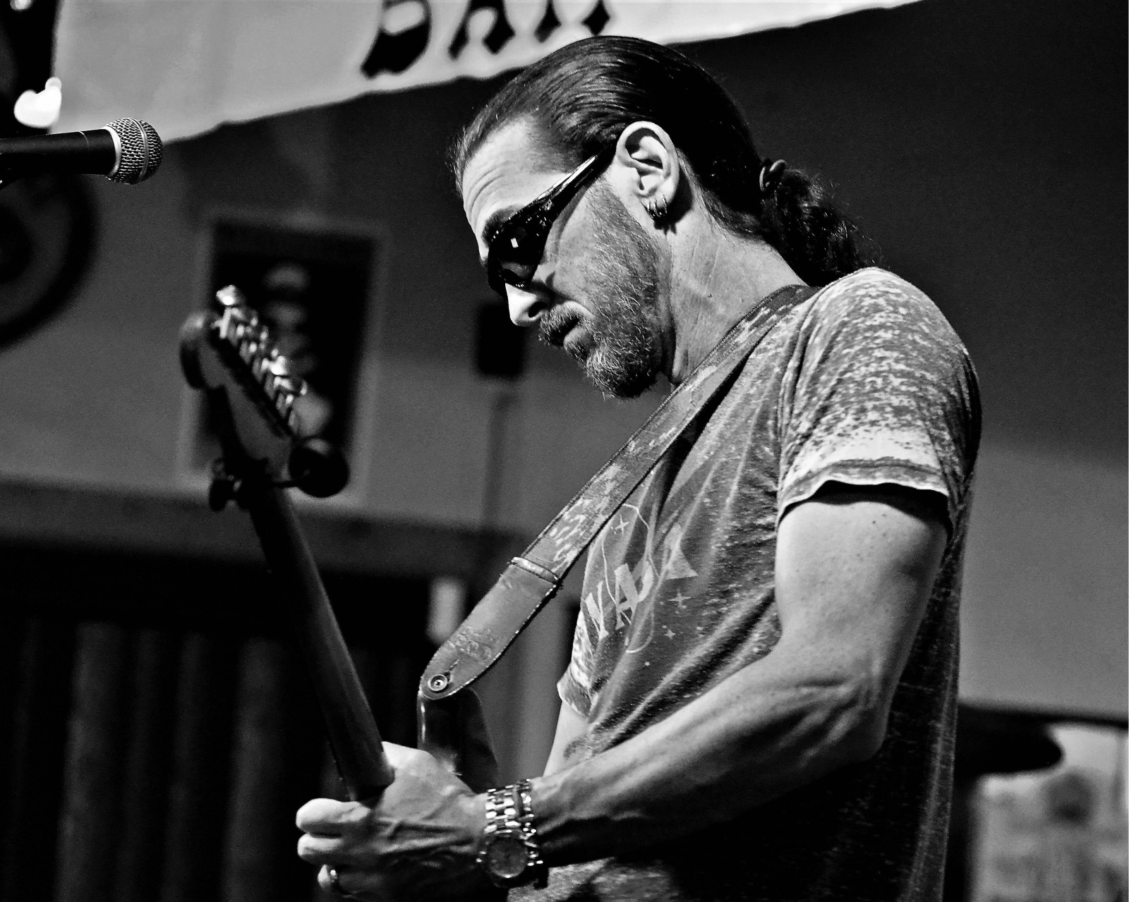 viso, persone, nero, monocromo, chitarra, fotografia, musica, cantante, musicista, Google, chitarrista, cantando, divertimento, bianco e nero, bw, uomo, prestazione, palcoscenico, musica dal vivo, concerto, canzone, bianco e nero, fotografia in bianco e nero, film noir, cantautore, calesse, hoosierbarandgrill, berryduaneoakley, allmanbrothersband