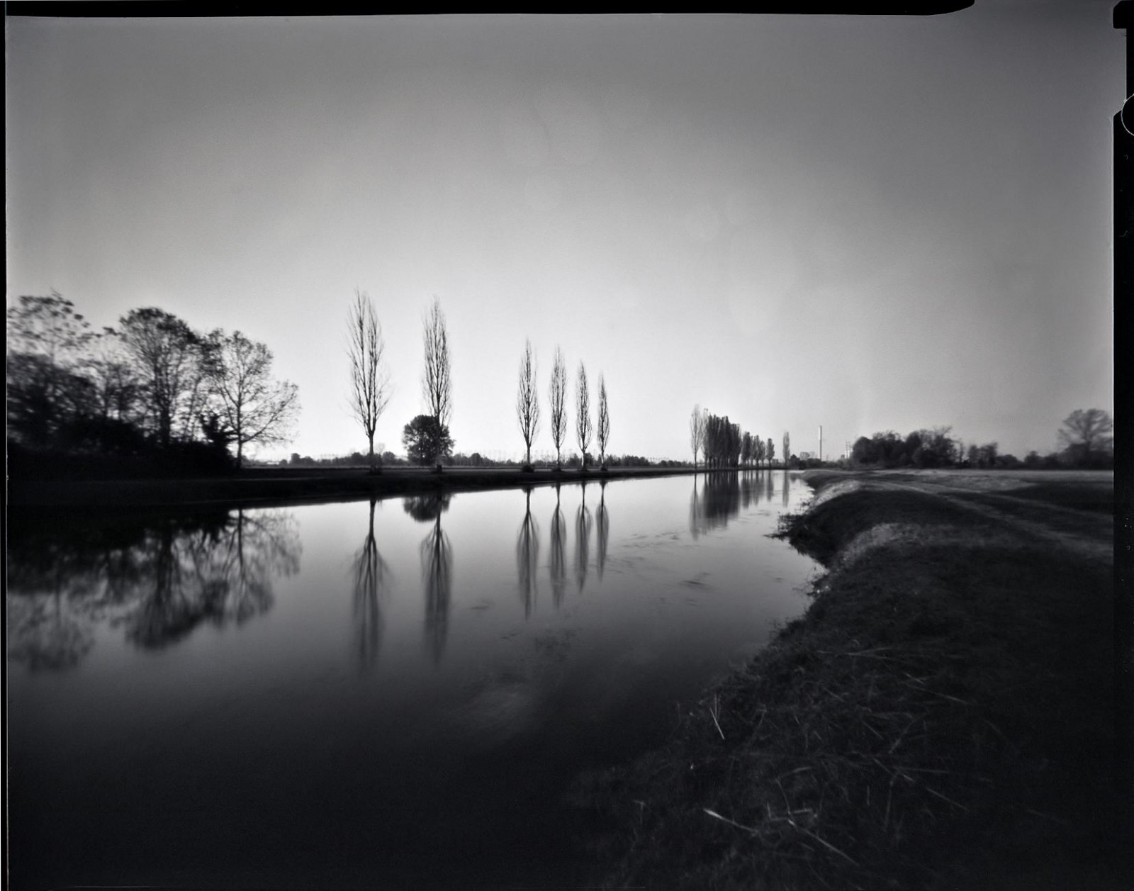 slunečnímu záření, krajina, černobílý, jezero, voda, odraz, nebe, fotografování, dřevo, symetrie, uklidnit, nádrž, večer, ráno, řeka, horizont, atmosféra, soumrak, banka, list, Epson, longexposure, expozice, mrak, strom, svítání, film, tma, dírka, bayou, Lodigiano, Canale, vodní, Černý a bílý, monochromatické fotografování, jev, lodivecchio, Muzza, V600, ap, 4x5, Domácí kadeřník, Homemadesoup, Stenopeica, Domácí rozvoj, Domácí zvířata, Fomapan100, Tacometod, 1min, Stoeckler, Dd23, Doublebath, stock photography