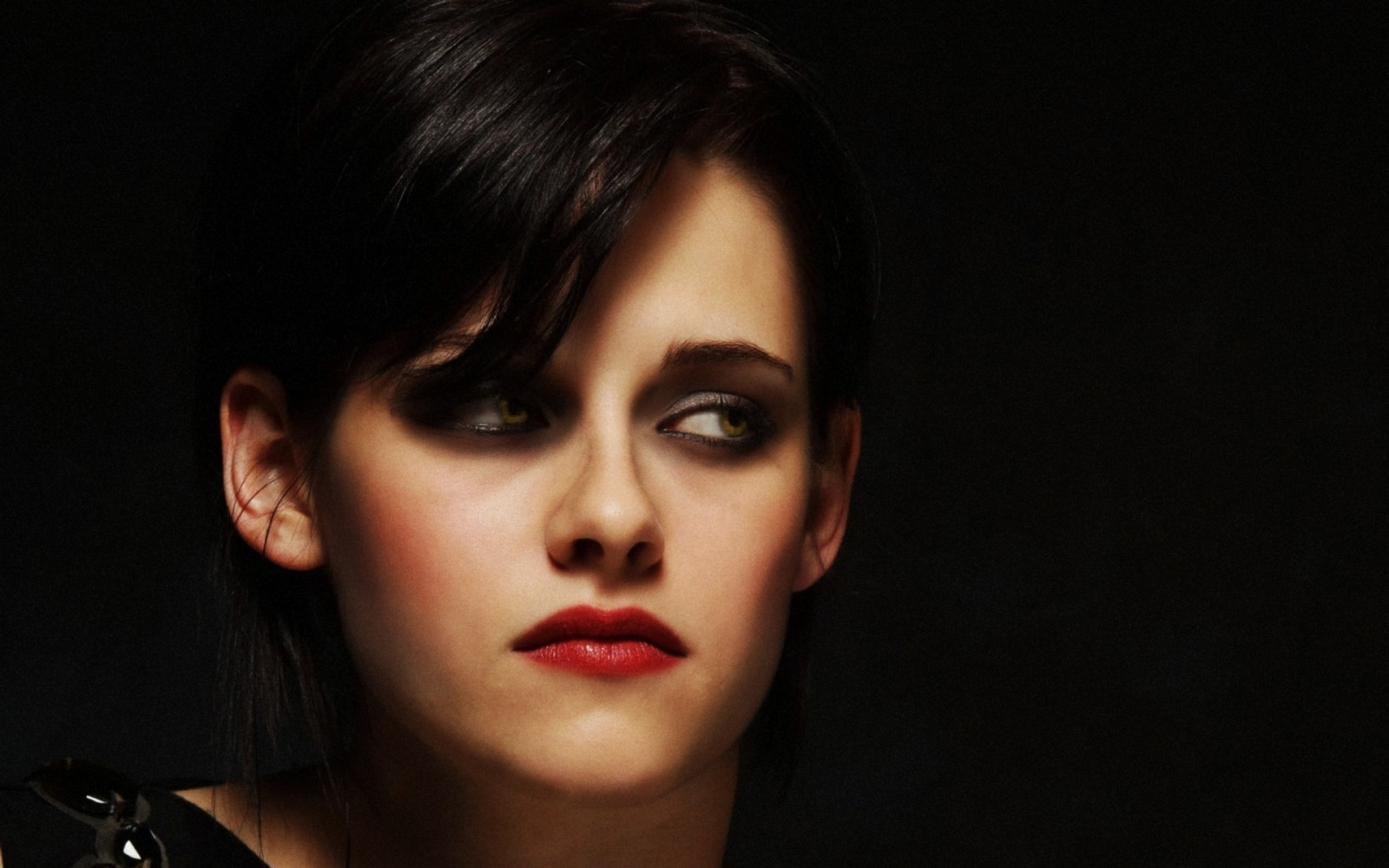 tvář, Černá, model, portrét, Červené, fotografování, zpěvák, Kristen Stewart, černé vlasy, móda, nos, kůže, hlava, dívka, krása, oko, žena, dáma, tma, ret, 1920x1200 px, portrétní fotografie, focení, hnědé vlasy, Lidské tělo, orgán, zblízka