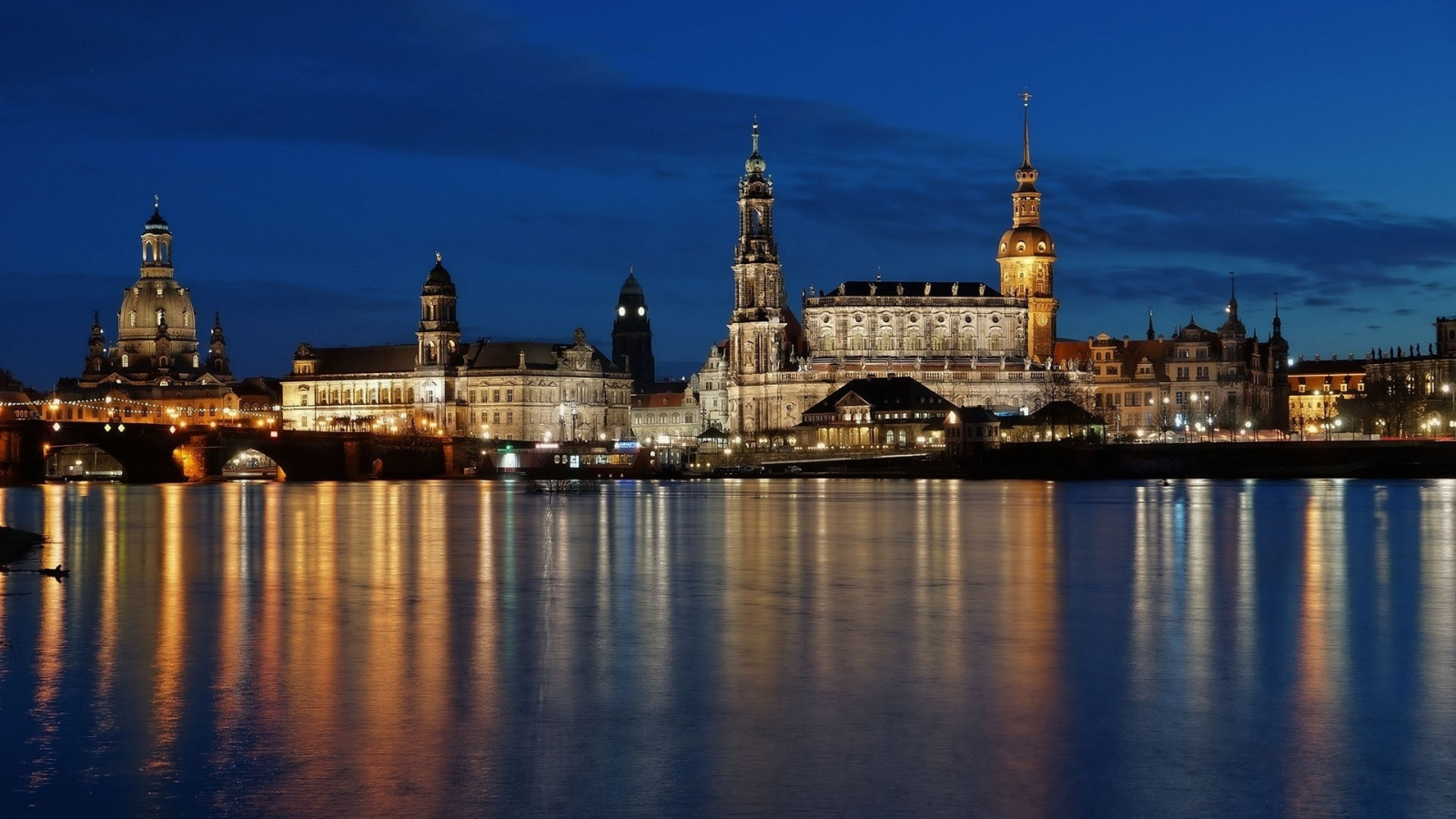 stromy, světla, město, panoráma města, noc, architektura, voda, budova, odraz, mraky, Cestovní ruch, panoráma, večer, Německo, věž, most, řeka, panoráma, stará budova, kostel, soumrak, Drážďany, katedrála, kupole, palác, mezník, místo uctívání