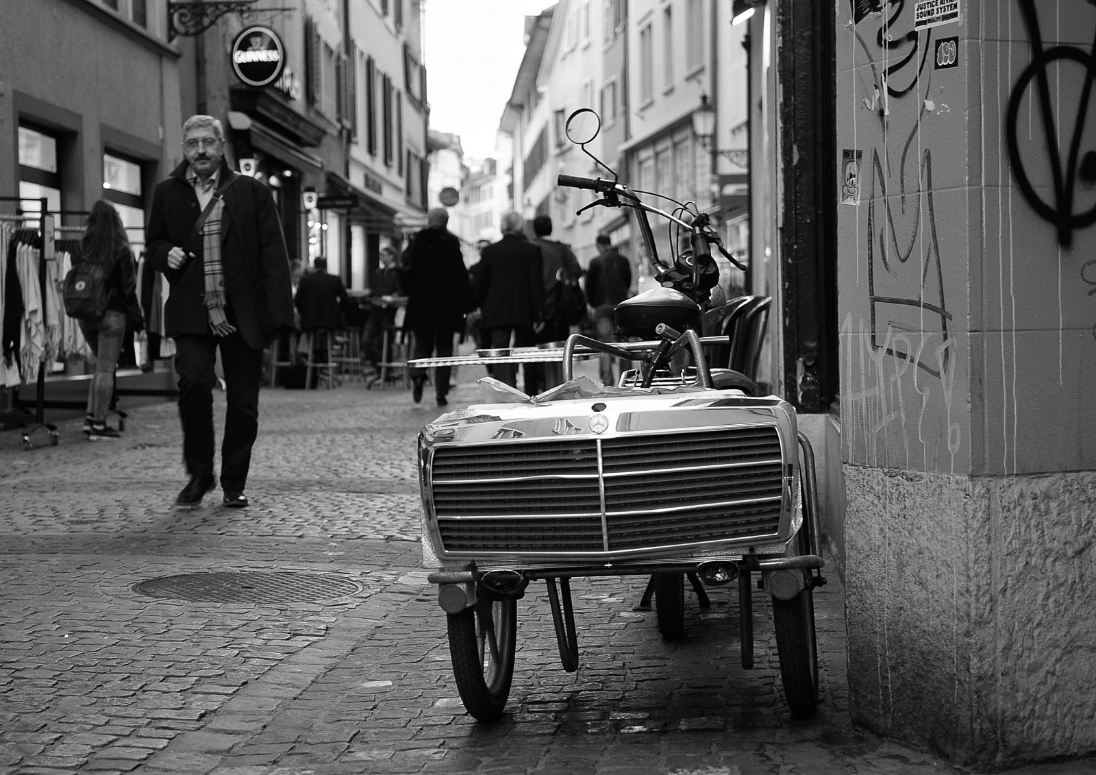 mennesker, sort, monokrom, by, gade, bil, by-, køretøj, vej, fotografering, Schweiz, Nikon, Zürich, infrastruktur, fodgænger, Benz, sort og hvid, flickr, bw, gadekunst, streetphotography, mercedes, schweiz, swiss, strasse, streetscene, onthestreets, streetphotographer, schwarzundweiss, 175.528, streetpix, thomas8047, streetphotographyschweiz, monochrom, blancoynegro, D300S, streetartstreetlife, øjebliksbillede, Mercedes-Benz, byområde, sort og hvid, monokrom fotografering, zuri, Niederdorf, D rfli, kreis1