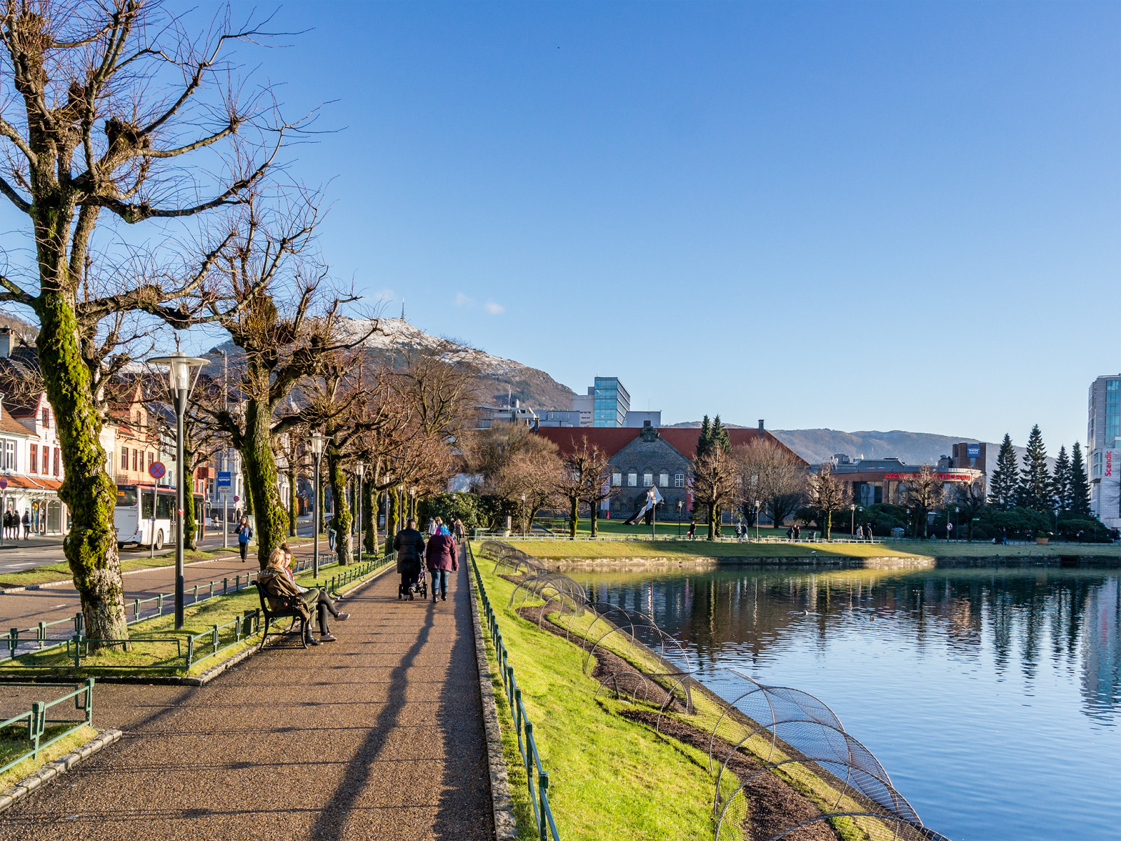 Bergen, lillelungeg rdsvannet, lillelungeren, upřímný, městský život, panoráma města, mezník, venkovní, mimo, cesta, lidé, reiling, nebe, ulice, streetphotography, pouliční život, streetscape, Street View, Ulriken, městský, Norsko, Hordaland, mittbergen, visitbergen