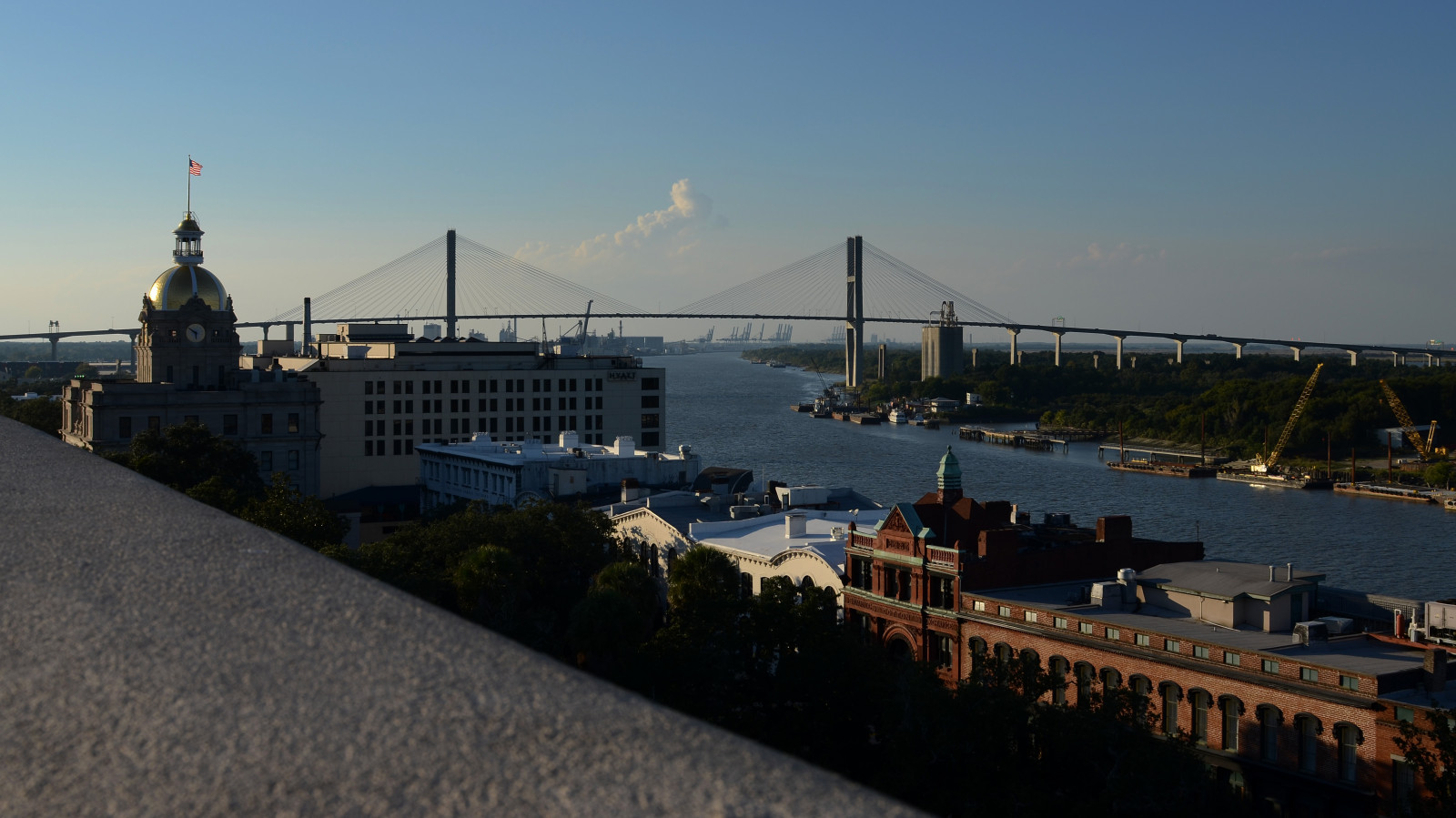 most, řeka, vodní, nebe, soumrak, město, večer, urban area, panoráma, svítání, ráno, západ slunce, fixed link, moře, panoráma města, noc, visutý most, strom, kanál, horizont