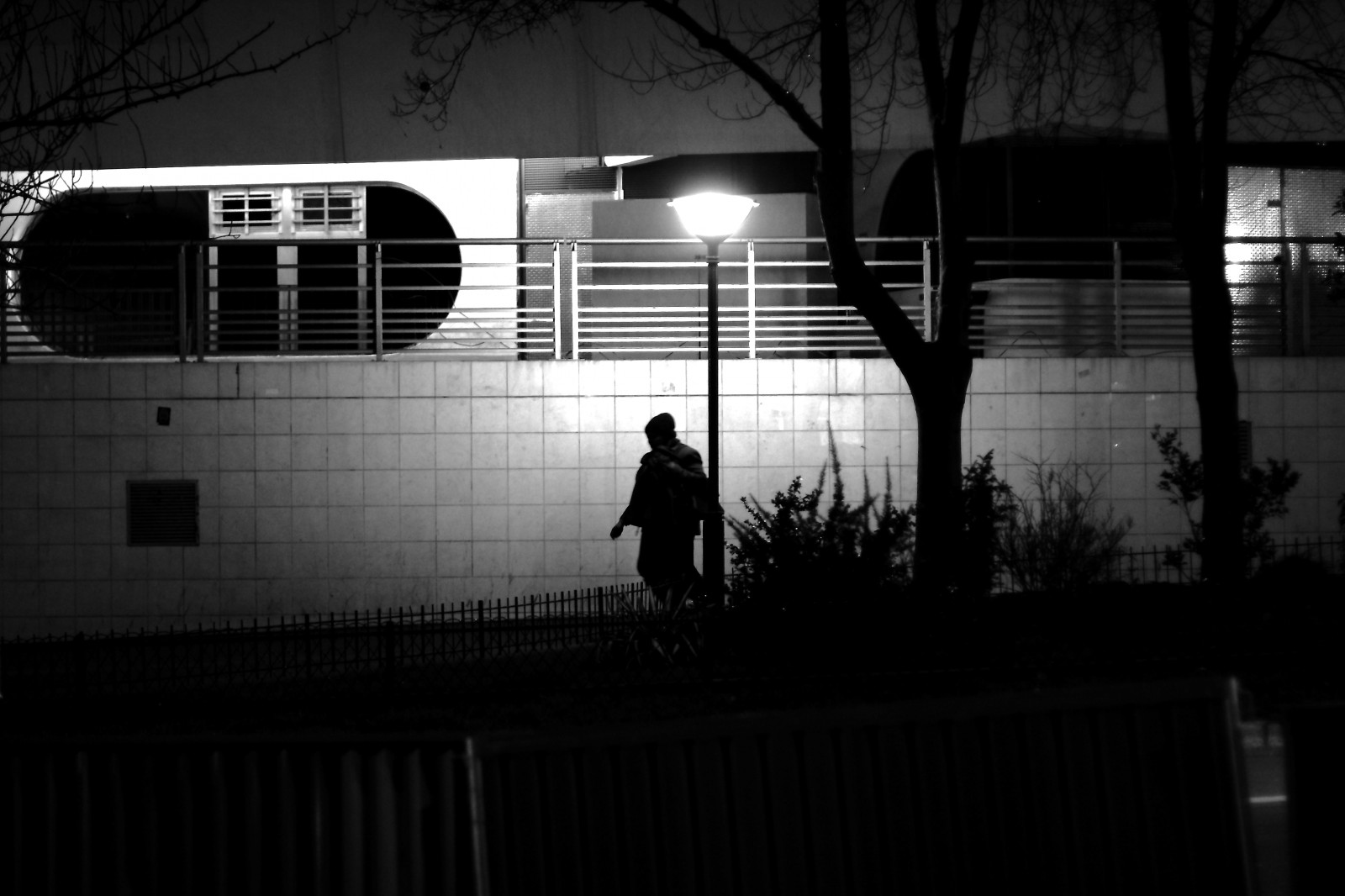 bílý, Černá, černobílý, okno, noc, architektura, odraz, nebe, stín, stěna, fotografování, silueta, Dům, večer, atmosféra, půlnoc, infrastruktura, úhel, světlo, scéna, osvětlení, Street View, fotografie, tma, nuit, noiretblanc, blackandwithe, photoderue, momentka, urbanarte, kandelábr, paris13, photopascalcolin, urban area, Černý a bílý, monochromatické fotografování, svítidlo, lampadaire