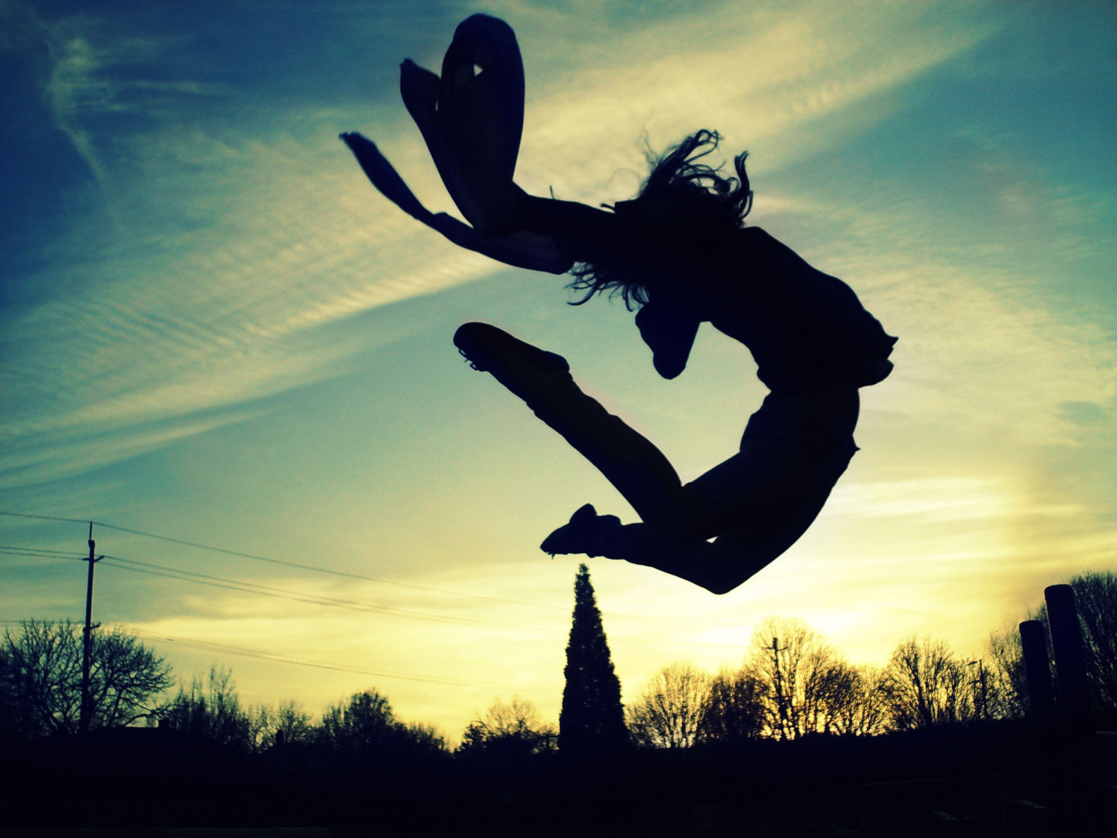 luce del sole, alberi, erba, cielo, salto, silhouette, nuvole, giallo, blu, sciarpa, attraversare, felicità, c, nube, albero, ragazza, silhoutte, saltare, danza, silhouttes, sfondo del computer, atmosfera della terra, processo incrociato, processo, ingannando, nikki, nikkijane, stock photography
