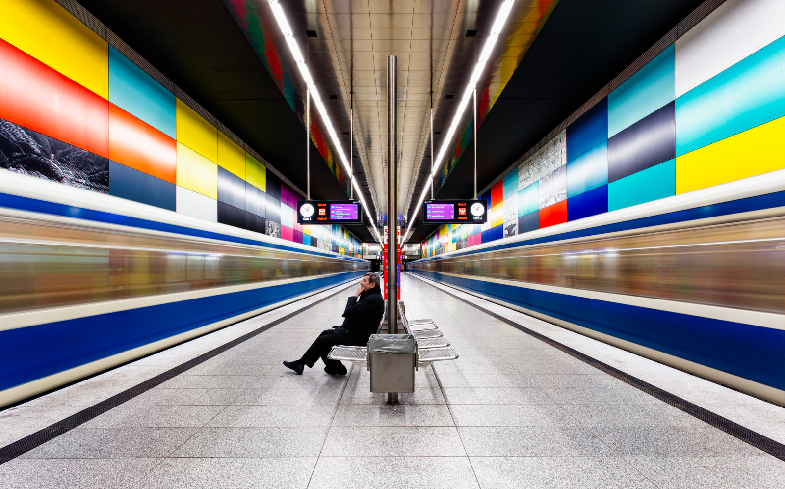 farverig, arkitektur, by-, fotografering, symmetri, gul, Tyskland, bænk, moderne, Canon, linjer, fliser, Køre, undergrundsbane, Person, München, Bayern, metro, underjordisk, rapid transit, mand, Bevægelse, bevægelse, deutschland, design, urbandesign, linje, farver, 6d, canon6d, bayern, vente, Motionblur, hovedstadsområde, offentlig transport, metro station, munchen, wideangel, offentlig transport, metrostation, georgbrauchlering, centralperspecitve