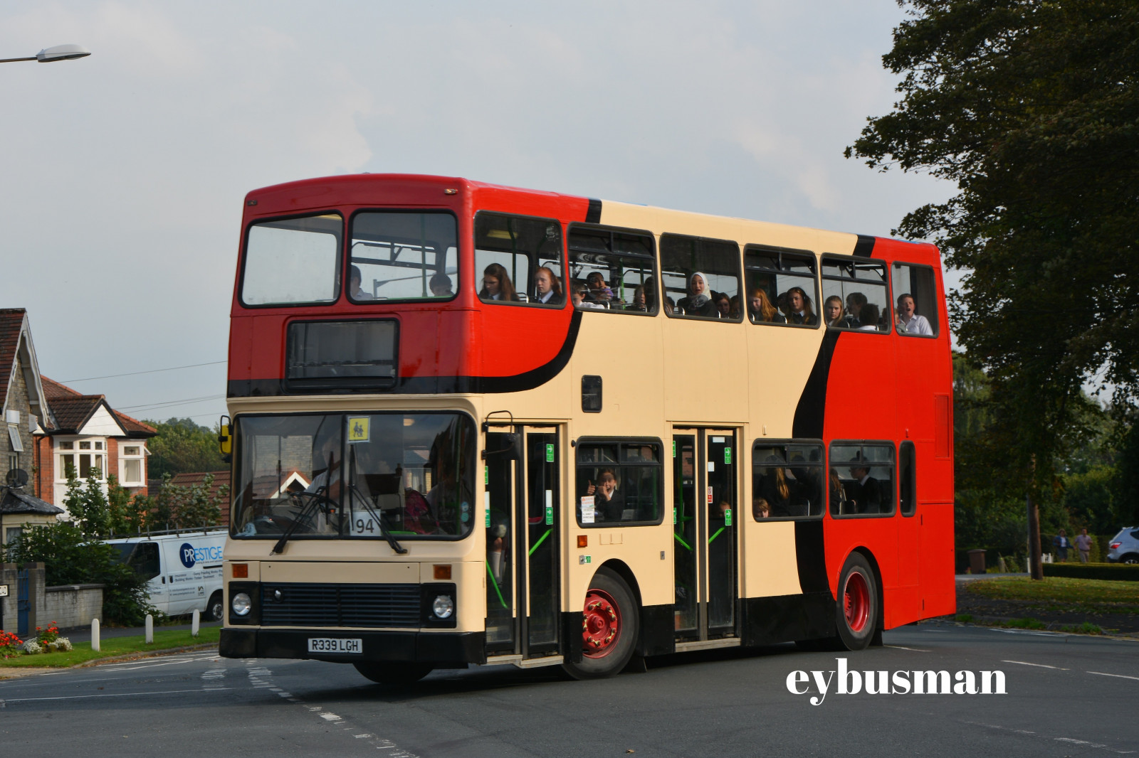 Londýn, auto, vozidlo, silnice, modrý, trojúhelník, škola, Brian, Volvo, doprava, Yorkshire, trenér, Jít, autobus, východní, severní, centrální, jižní, nezávislý, jezdec, pruh, Metropolitní oblast, kompaktní vůz, motorové vozidlo, druh dopravy, veřejná doprava, hrabství, trup, vpřed, olympian, autobusová doprava tour, hrací pole, Dvoj patrový autobus, Eybusman, Palatine, Barnett, Hunsley, Stockdale, Elloughton, Wilcolmlee, Krajní autobus, Nv139, R339lgh