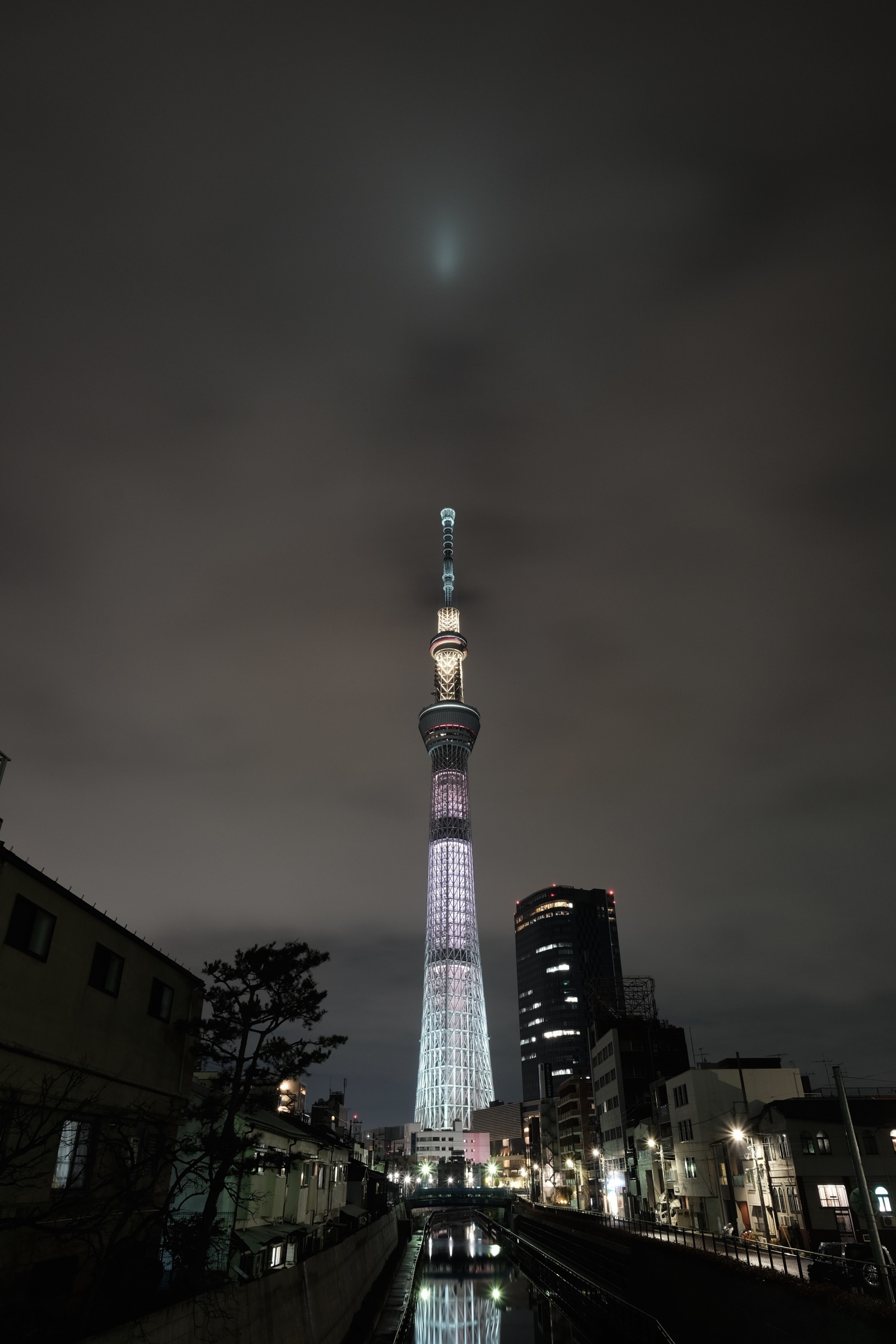 by, bybilledet, nat, arkitektur, afspejling, skyline, skyskraber, aften, tårn, skumring, metropol, Tokyo, Fujifilm, Skytree, lys, Sky, overskyet, mørke, Fujinon, milepæl, Tokyo Skytree, classicchrome, x, whitechocolat, xt1, xf14mmf28r, xf14mm, atmosfære af jord, menneskelig bosættelse