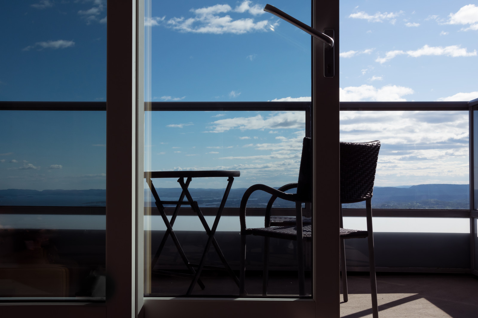 okno, moře, voda, pokoj, místnost, odraz, nebe, mraky, stůl, hotel, židle, sklenka, slunce, balkón, horizont, dveře, Vzhled interiéru, Oslo, úhel, mrak, Pohled, byt, kondominium, denní osvětlení, vlastnictví, nemovitost, Zimmer, Ausblick, balkon, tur, Holmenkollen, Podložka