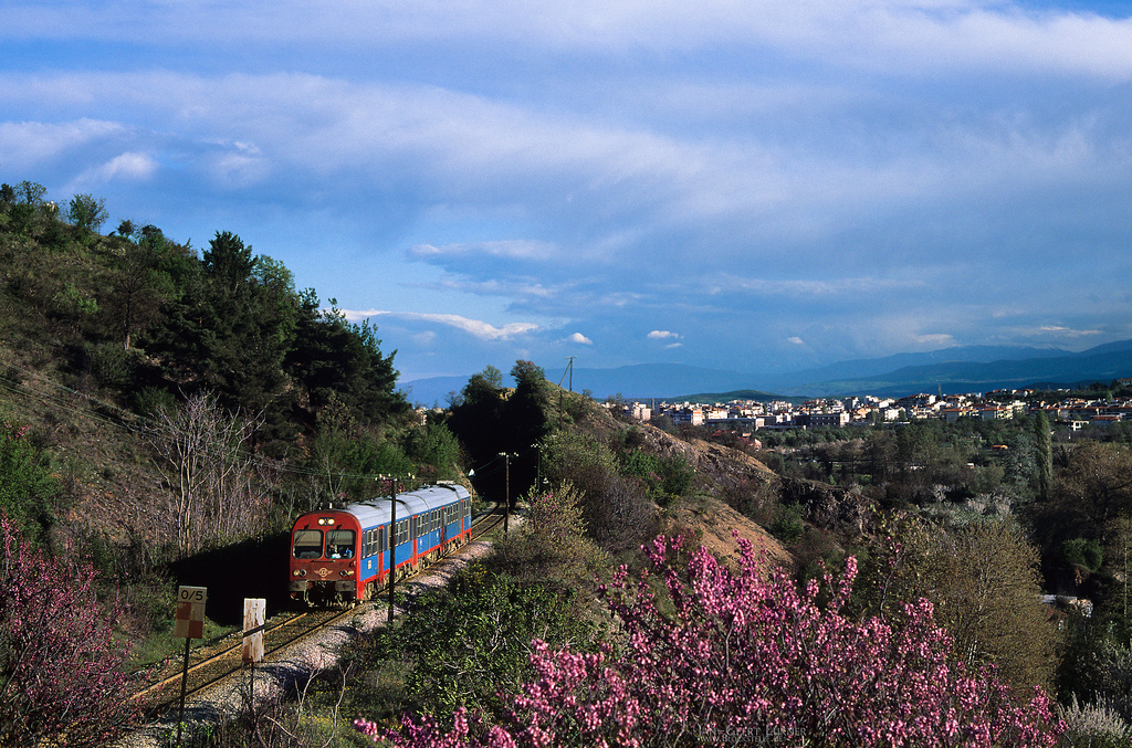 krajina, město, kopec, Příroda, nebe, vlak, železnice, Cestovní ruch, vesnice, Řecko, jaro, mount scenérie, mrak, strom, železnice, hora, květ, rostlina, GR, nadčasový, lok, eose, bahn, dřevina, horských reliéf, pohoří, stanice hill, meteorologický jev, macedonian, Makedonia, macedoniagreece, zug, Griechenland, z ge, Eisenbahn, DMU, astation, Alland, eevubzwfahrzeughalter, nnummerartdeszuges, ssonstigestichw rter, FullHD, Pella, Jaufnahmedatuminjjjjmmtt, Algriechenland, Bgrgriechischebaureihe, Aedessa, Aokuortskulissevon, Aokuedessa, Bgr620, J19990418, Nn723, Sbl deset, Makedoniathraki