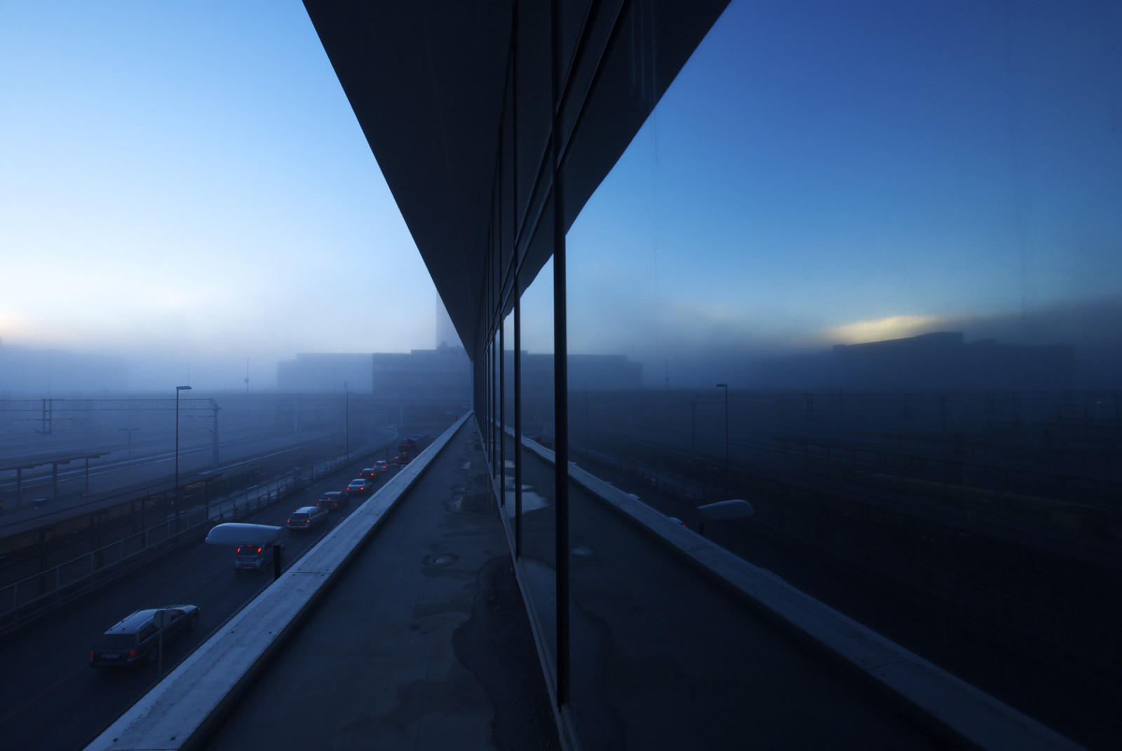 slunečnímu záření, okno, západ slunce, město, auto, odraz, nebe, vozidlo, fotografování, svítání, mrakodrap, modrý, Norsko, večer, ráno, most, horizont, atmosféra, hlavní město, soumrak, doprava, Oslo, Let, světlo, mrak, náladový, svítání, nálada, východní, fotografie, odrazy, cars, odpočinout si, tvar, čára, foto, snadný, refelctions, atmosférický jev, Atmosféra Země