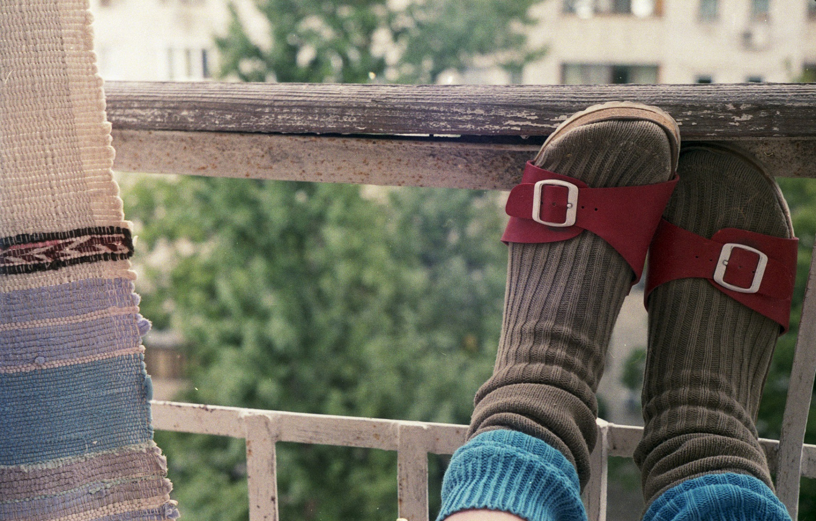 Červené, tráva, ponožky, fotografování, dřevo, modrý, hnědý, balkón, strom, analogový, film, střevíc, f20, vintageanalogue, ISO400, dálkoměr, moje chodidla, outdoor boty, sovietcamera, fujicolorsuperiaxtra400, borrowedcamera, Zorki4, Brzsflat, Lensjupiter8