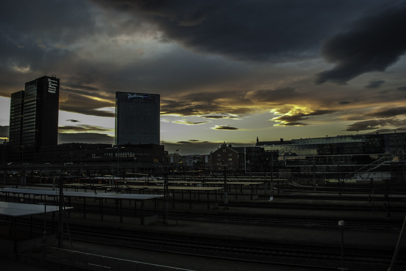auringonvalo, auringonlasku, kaupunki, kaupunkikuvan, yö-, heijastus, taivas, auringonnousu, siluetti, pilvenpiirtäjä, ilta, aamu, horisontti, hämärä, rautatie, Oslo, valo, pilvi, sää, valjeta, pimeys, kaupunkialue, maan ilmakehään