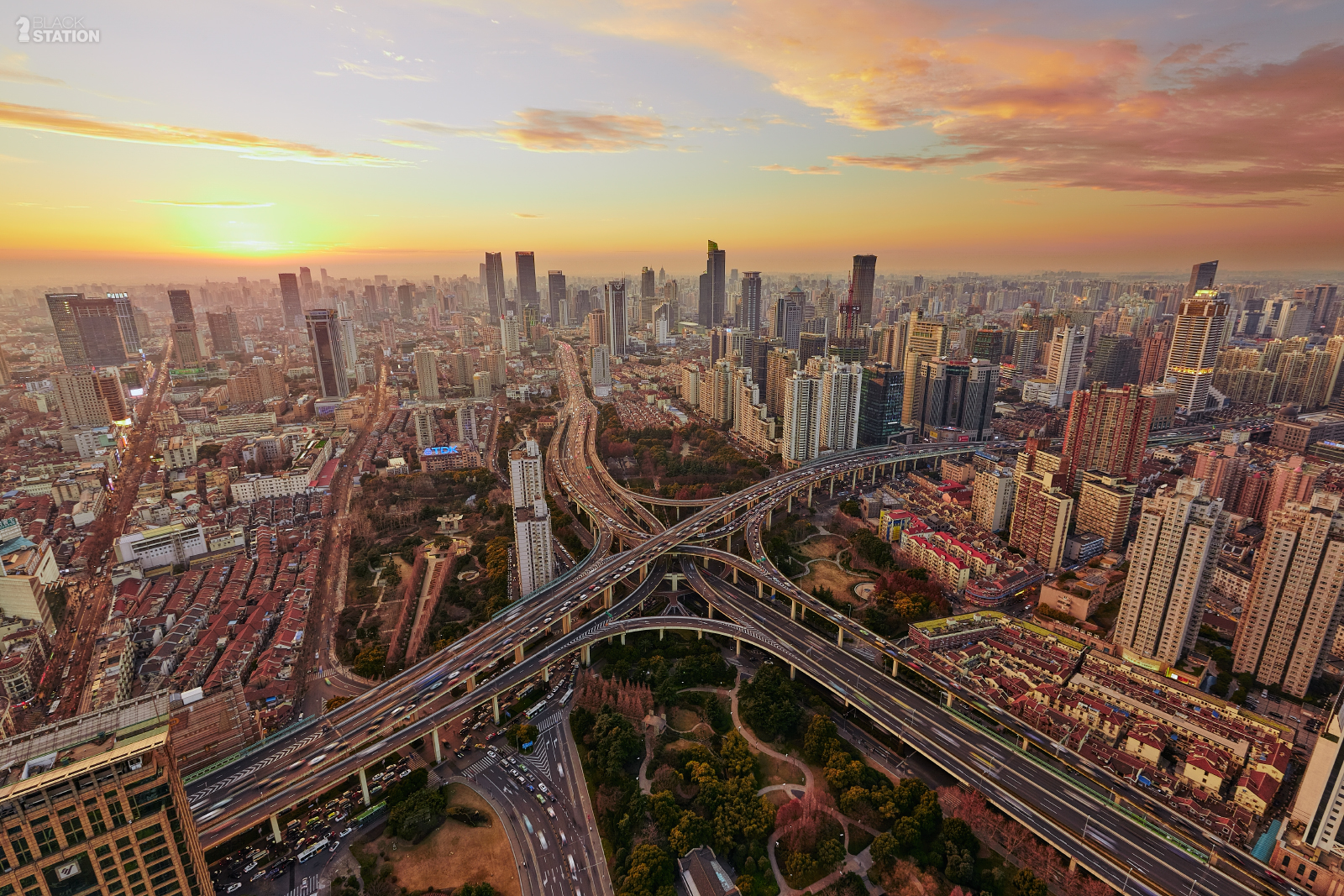 západ slunce, město, ulice, panoráma města, architektura, Čína, městský, budova, nebe, silnice, mraky, panoráma, mrakodrap, modrý, večer, ráno, věž, Kánon, horizont, panoráma, Slunný, soumrak, ptačí perspektivy, metropole, Shanghai, viadukt, centrum, pokuta, zakalený, cestovat, počasí, svítání, budovy, cbd, mezník, během dne, předměstí, urban area, Metropolitní oblast, obytný prostor, panelový dům, letecké snímkování, fascinující, dálnic, skyscraping, fineday, sunshineshine, overcastsky, overcastweather