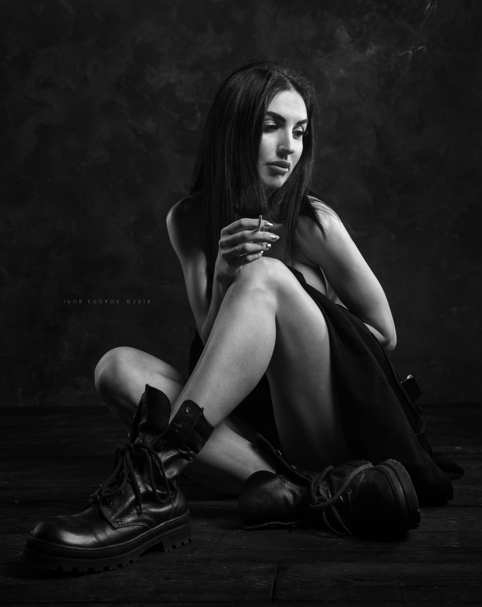 Igor Egorov, Kvinder, model, monokrom, sidder, ben krydsede, cigaretter