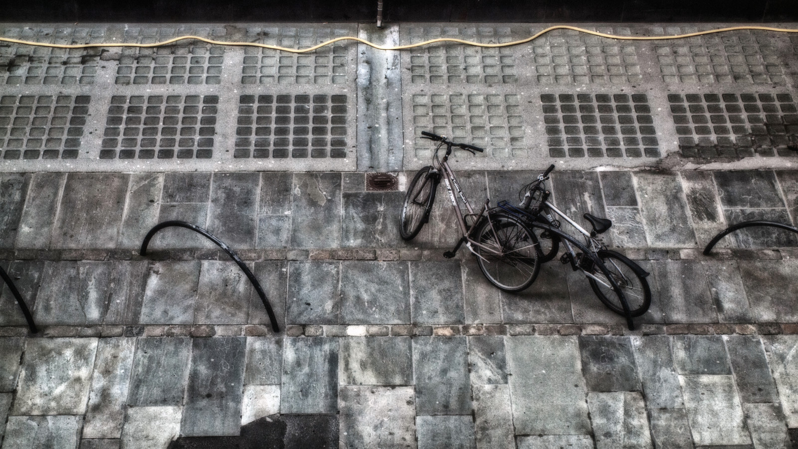 anneworner, ononesoftware, kolo, bikestand, elektrický drát, shora, glasstiles, obilí, v ulici, zaparkoval, chodník, retrolook, Sedadlo, břidlice, slatetiles, skvrna, ozubené kolečko, ulice, kolo, wideformat