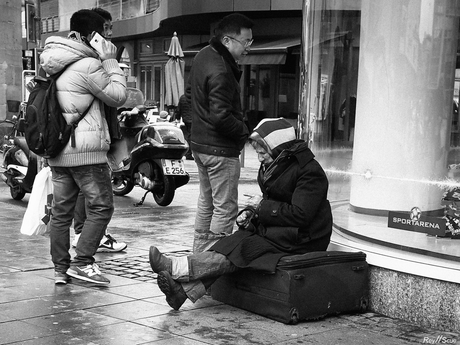 lidé, bílý, Černá, ženy, černobílý, ulice, městský, sedící, silnice, fotografování, Frankfurt, Německo, stojící, Olympus, infrastruktura, pěší, venkovní, tělesné, Černá bílá, muž, Street View, člověk, pouliční život, třídaFoto, styl, fotografie, bez domova, streetphotography, OMD, EM5, omdem5, upřímný, mužský, dokumentární, sociální, momentka, 17mm, urban area, Černý a bílý, monochromatické fotografování, Reyscue, human behavior