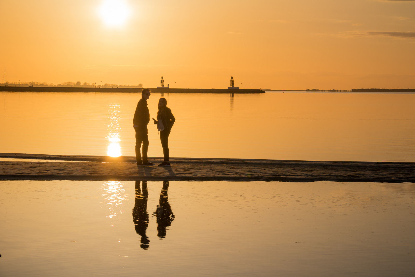 luce del sole, persone, tramonto, mare, lago, acqua, riflessione, cielo, silhouette, Alba, calma, sera, mattina, Sole, orizzonte, coppia, crepuscolo, Serenità, tranquillità, alba, spegling, himmel, solnedg ng, vatten, HAV, m nniska, h llviken, par, fenomeno atmosferico