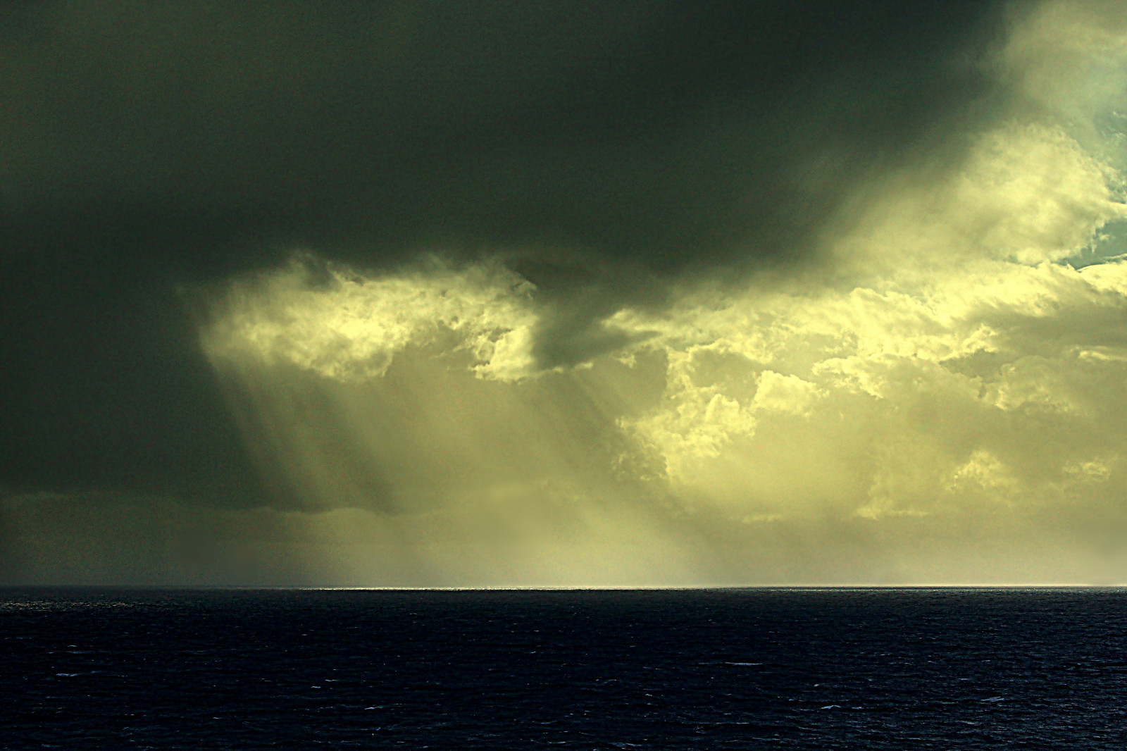 slunečnímu záření, kontrast, moře, nebe, zima, déšť, mraky, bouřka, Dorset, ráno, vlny, slunce, horizont, atmosféra, soumrak, hrom, Spojené království, 2013, offshore, světlo, mrak, paprsky, počasí, krása, oceán, bouřka, vlna, barva, prosinec, tma, atmosférický jev, mořská vlna, meteorologický jev, stevemaskell, durlston, Yahoo yourpictures powernature