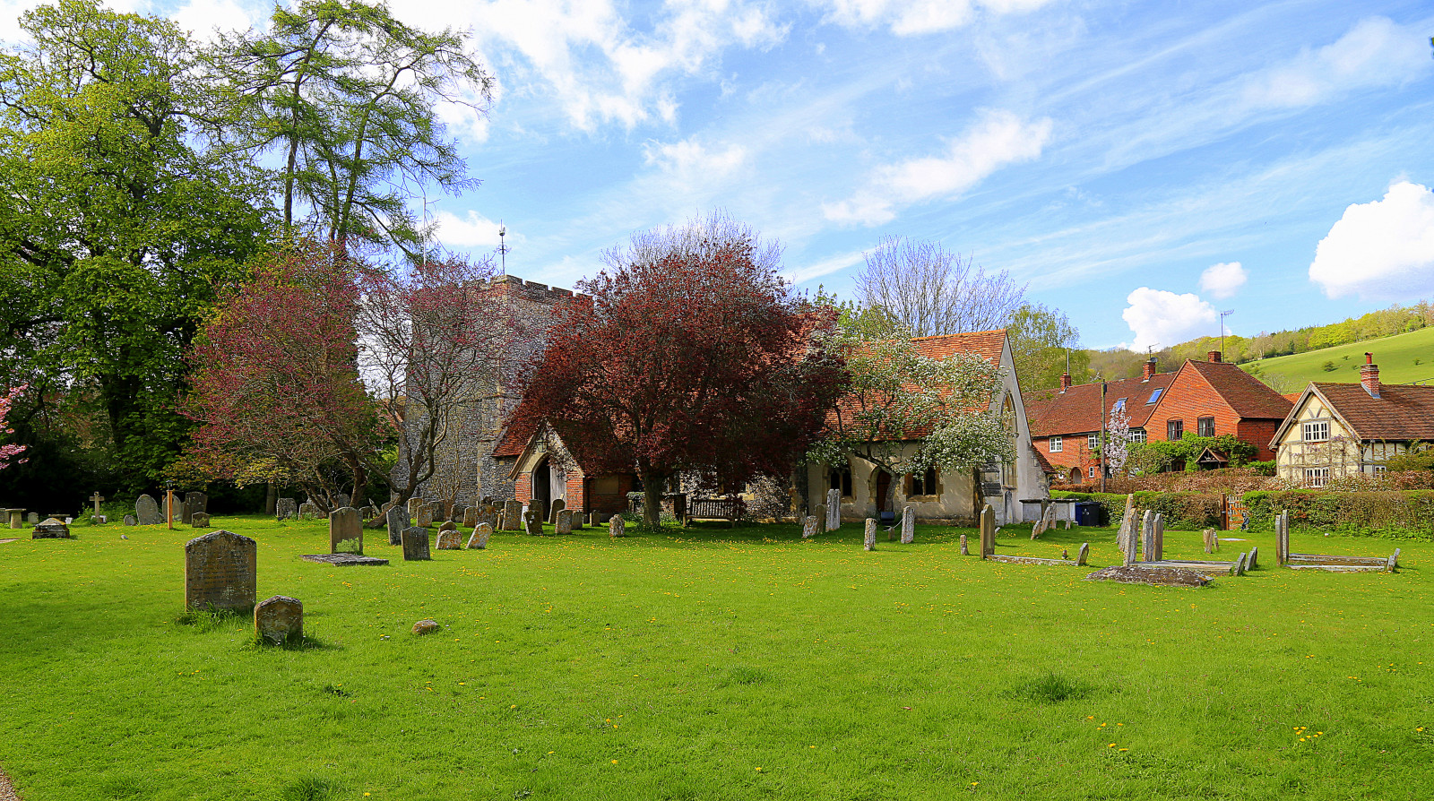 stromy, krajina, zahrada, Příroda, tráva, nebe, park, pole, mraky, Dům, vesnice, hospodařit, květ, náboženský, jaro, chalupa, majetek, strom, podzim, list, lučina, yard, rostlina, domy, pastvina, domů, louka, kostely, trávník, háj, statek, venkov, dřevina, nemovitost, pozemek pozemek, náhrobky