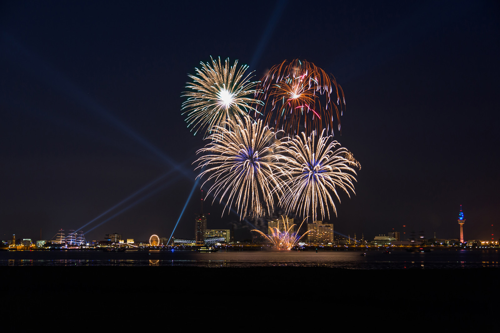 město, světlo, nebe, mrak, maják, odraz, panoráma, mraky, hotel, vidět, licht, meer, wasser, mediterraneo, ohňostroj, exploze, nebe, mraky, ohňostroj, plachta, weser, blau, pyro, Nordsee, spiegelung, skys, Bremerhaven, Riesenrad, nord, Leuchtturm, Nordenham, reflektion, Segel, Hochhaus, Feuerwerk, Wellen, B ller, Deich, Wellenbrecher, Hochhauser, Leuchten, Rakete, Bewolkt, lichtstrahlen, lichtkegel, leuchtt RME, lichtstrahl, Festwoche, Pyrotechnik, Brecher, blexen, Klimahaus, Geeste, pixtuner
