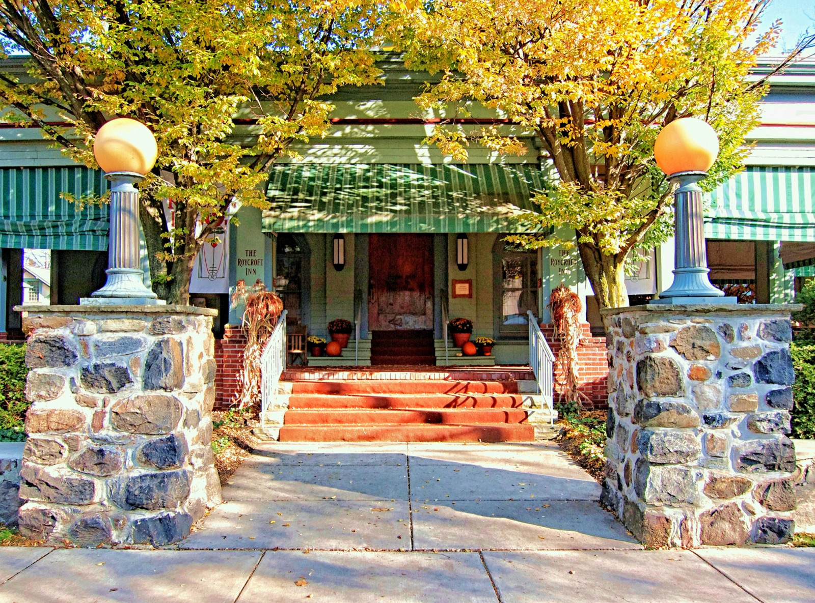 hjem, hus, udendørs struktur, ejendom, træ, baggård, gårdsplads, facade, landskabspleje, gangbro