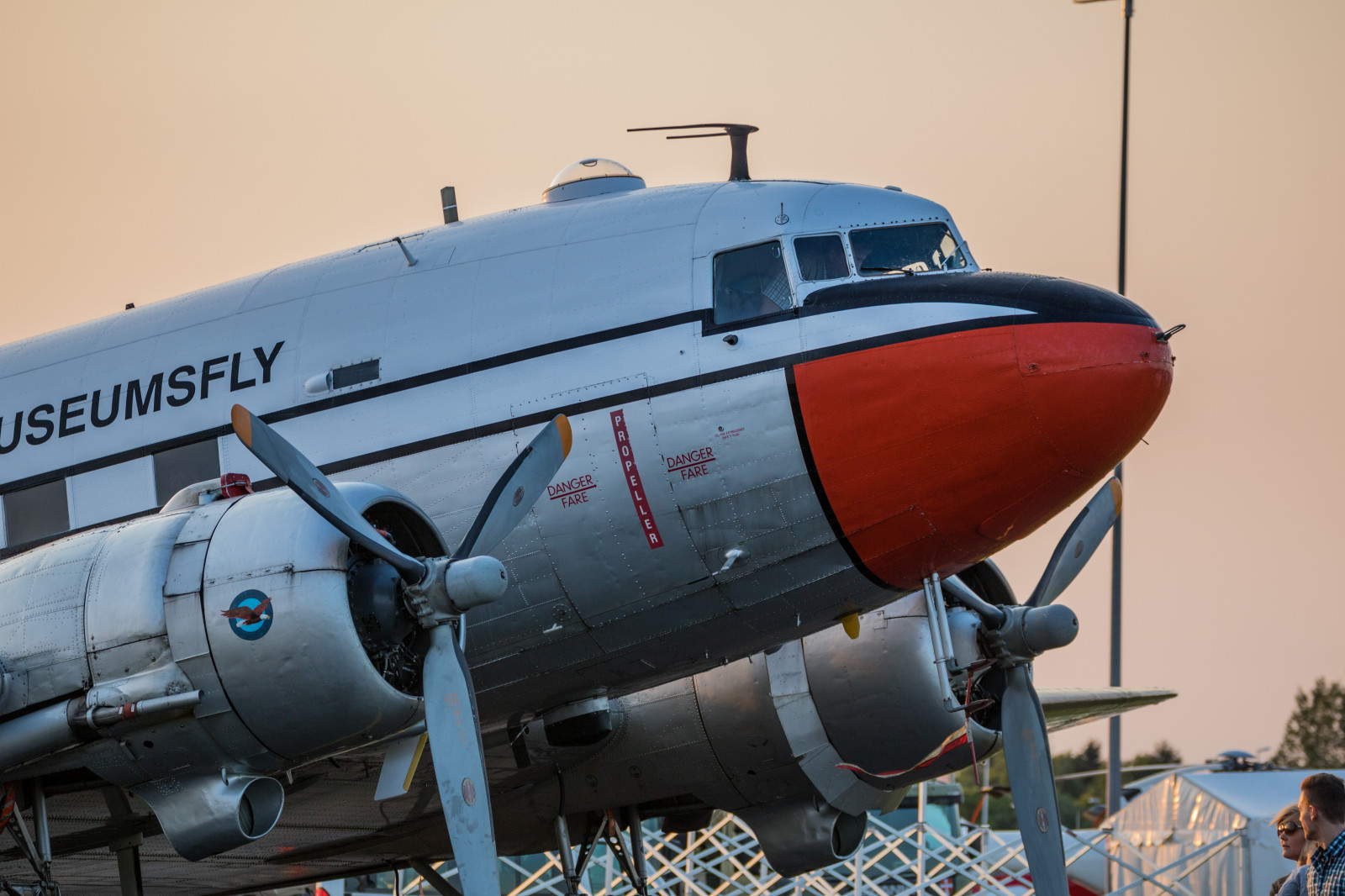 vozidlo, letoun, letadlo, Boeing, vojenská letadla, plán, Dánsko, Bombardér, letectvo, Soumrak, Douglas DC 3, Roskilde, skymning, Danmark, flygplan, letadlo, Airshow, letectví, exif modelu canoneos760d, geocountry, Kamera aby kánon, geocity, Model fotoaparátu canoneos760d, geostate, geolocation, exif aby kánon, EXIF isospeed 125, EXIF otvor 45, EXIF ef70300mmf456lisusm čočka, exif focallength 146mm, flyg, roskildeairshow, roskildeflygplats, flyguppvisning, letecká linka, Atmosféra Země, letecký motor, aerospace engineering, dopravní letoun linkový, úzké tělo letadla, vrtulové letadlo, vojenský transportní letoun