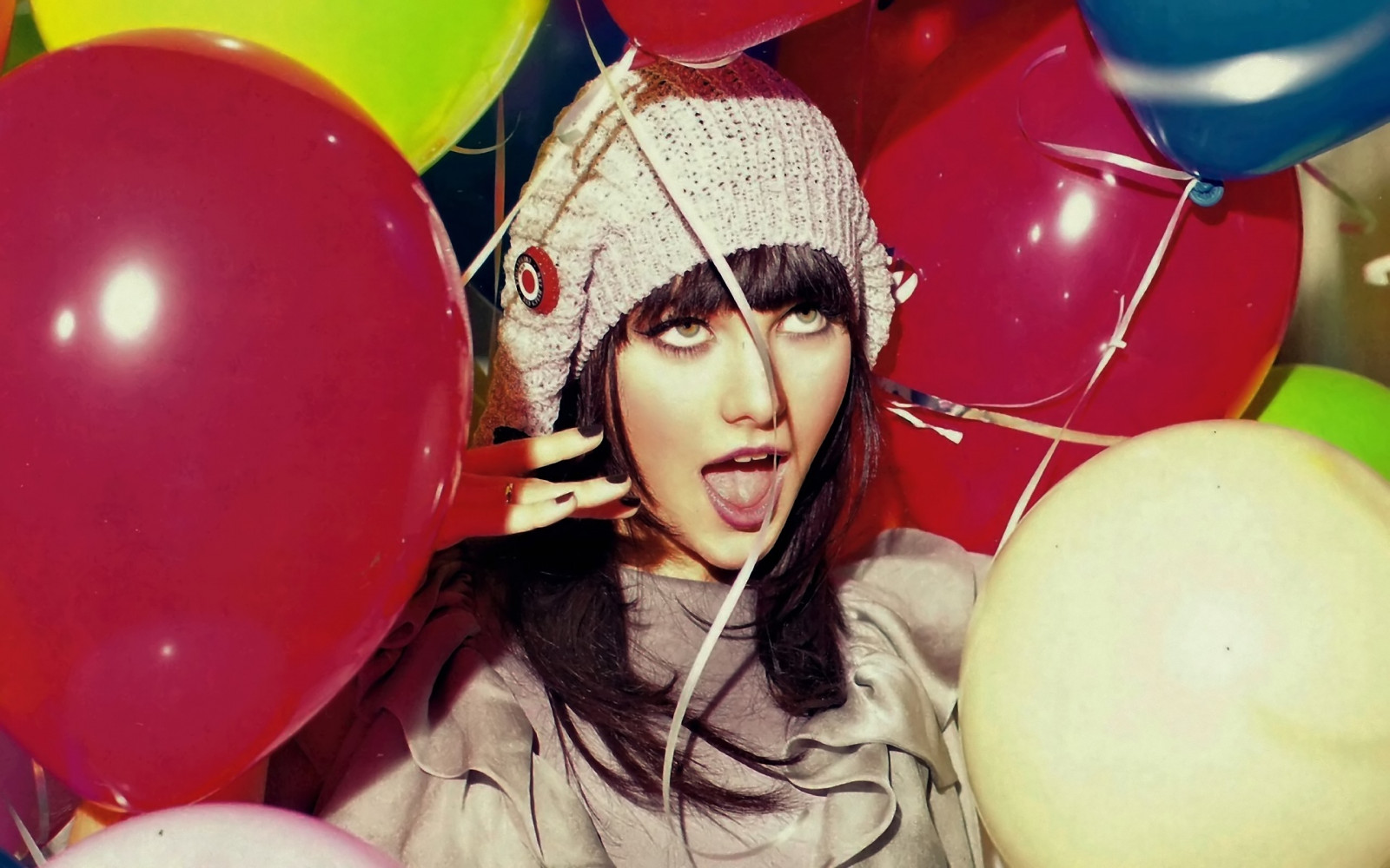 ženy, otevři pusu, čepice, malované nehty, balón, Hračka, Ewa Farna, zábava