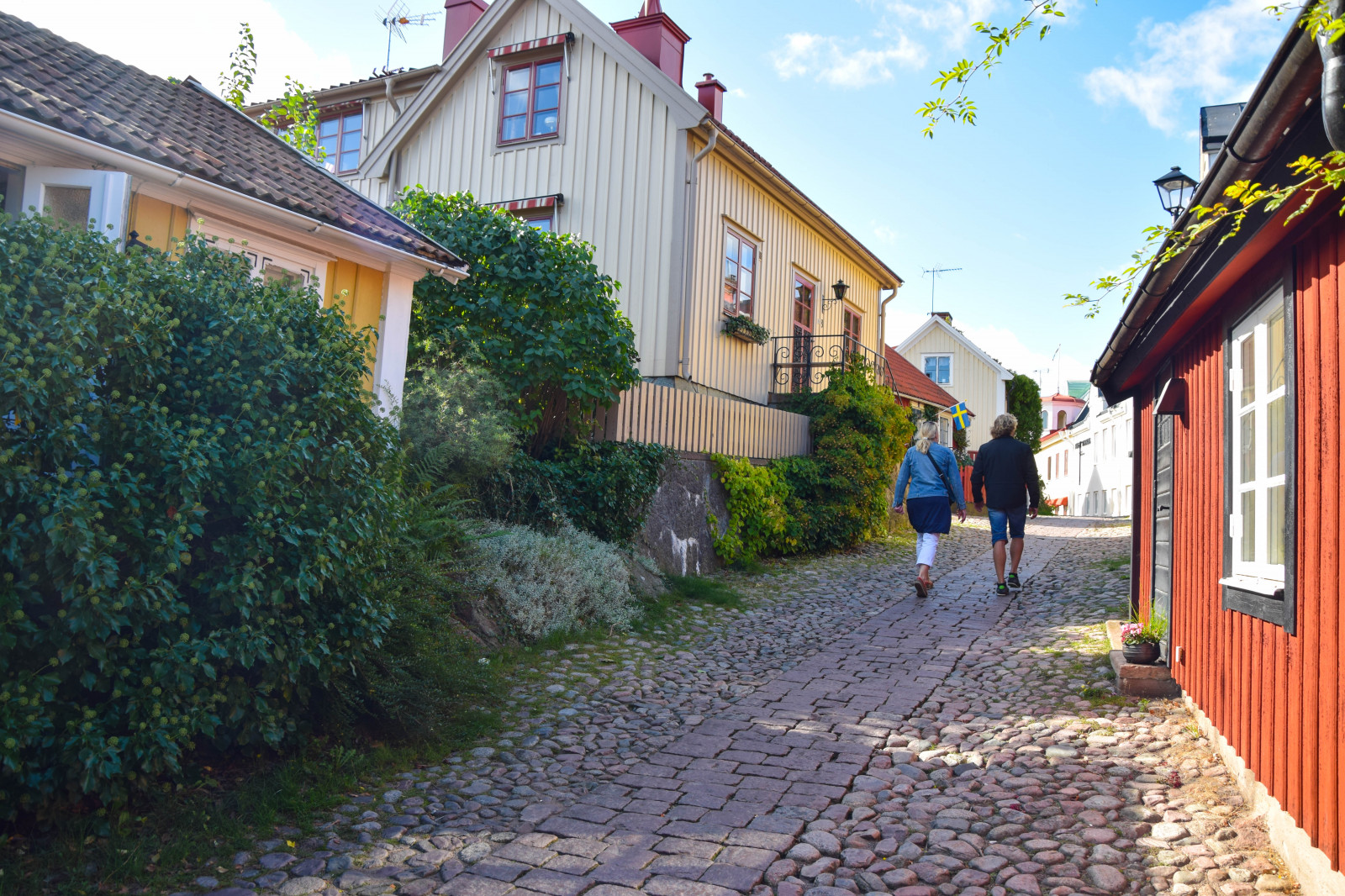 mennesker, by, himmel, skyer, hus, landsby, by, udvej, Sverige, Europa, gangbro, sommerhus, Fællesskab, ejendom, efterår, gård, udendørs, gyde, huse, brosten, sm jord, woodenhouses, Oskarshamn, besv r, besv rsgatan, hjem, forstad, menneskelig bosættelse, kvarter, boligområde, ejendom, ejendom