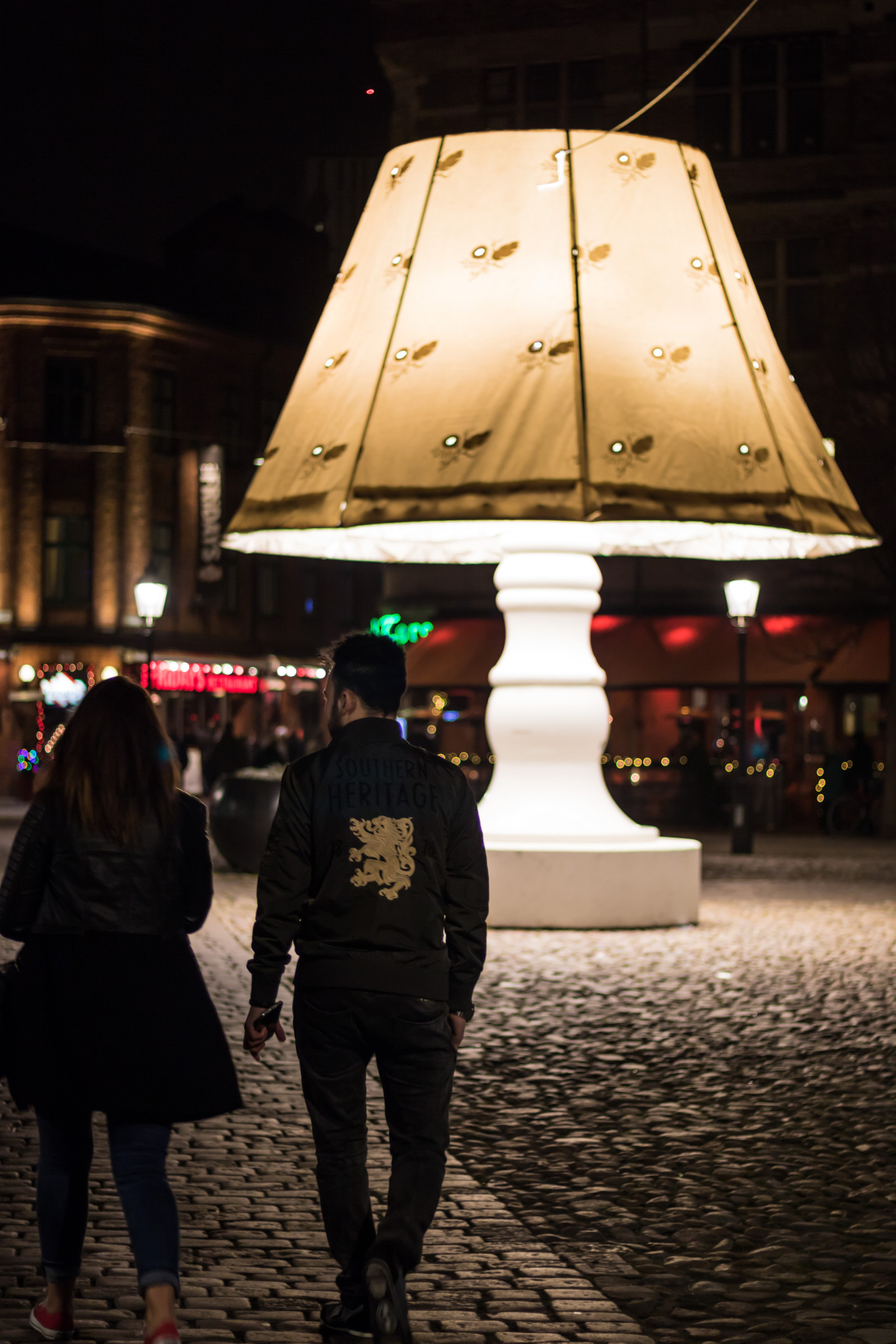 Menschen, Straße, Nacht-, Straße, Abend, Lampe, Platz, Licht, Farbe, Beleuchtung, Lampa, M nniska, Malmo, Lillatorg, Torg, Gatufoto, Nightphotography, Natt, bei Nacht, Exif Modell canoneos760d, Geocountry, Kamera macht canon, Geocity, Kameramodell canoneos760d, Exif isospeed 250, Geostate, Geolocation, Exif machen canon, Exif focallength 50mm, Exif linse ef50mmf18stm, Exif Blende 20, Strassenfotografie, Nattfotografering