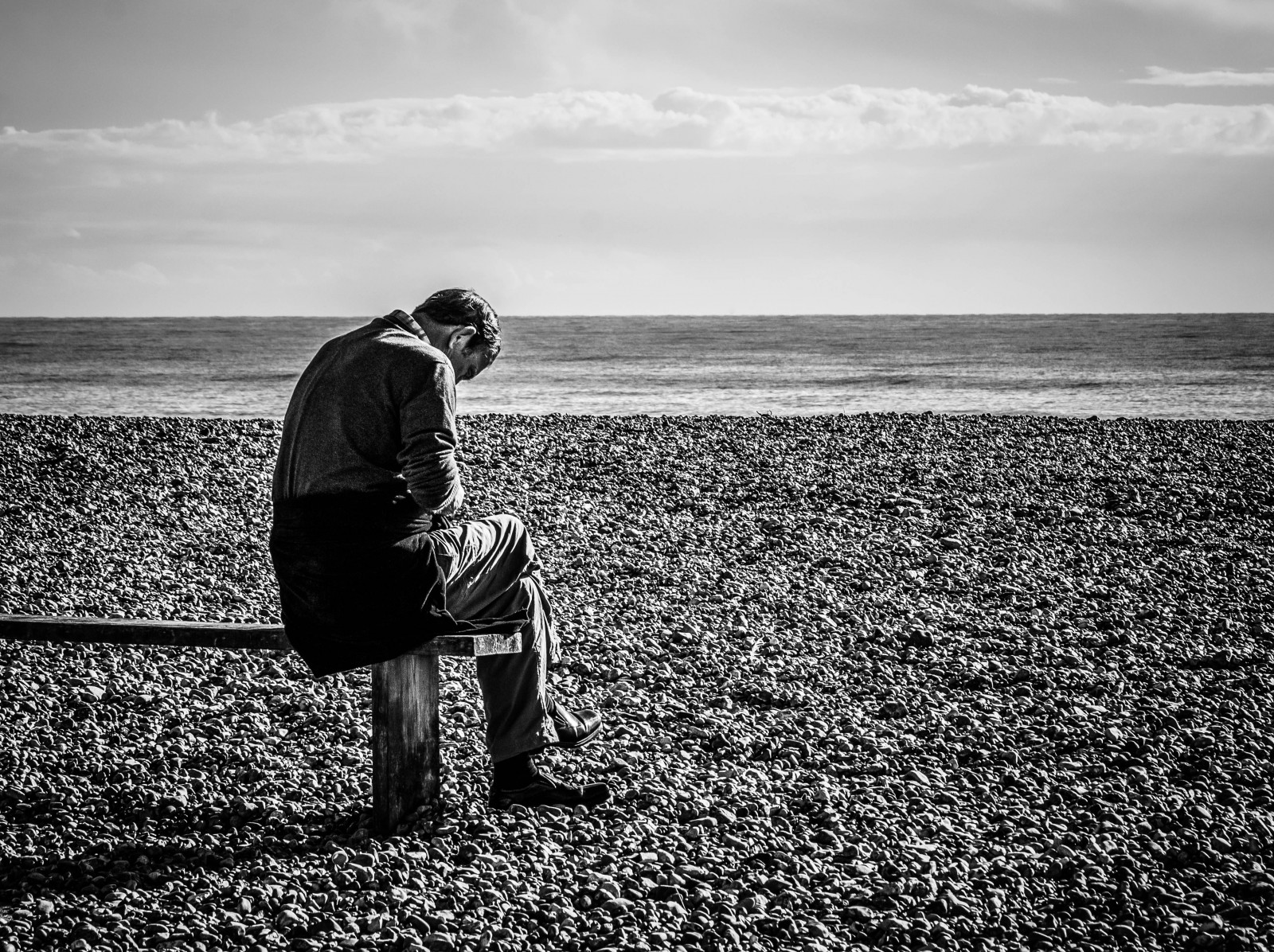 fond-d-cran-rue-noir-et-blanc-homme-plage-monochrome-banc-la