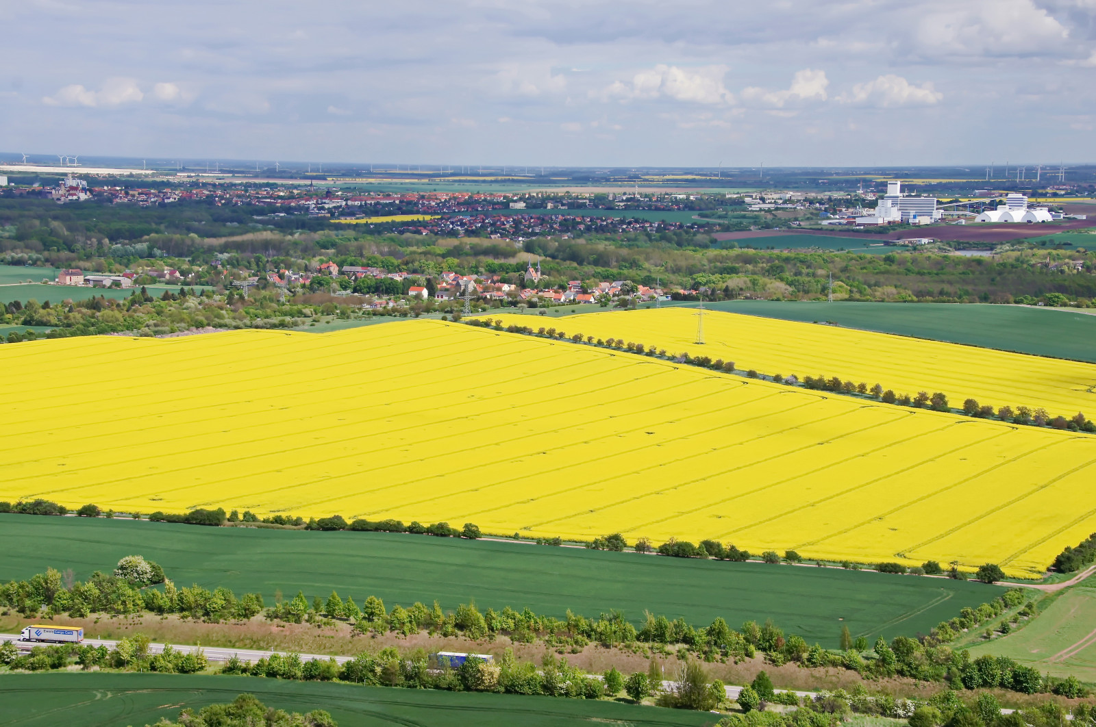 สีเหลือง, ฟิลด์, การถ่ายภาพทางอากาศ, ท้องฟ้า, ที่ราบ, เขตชนบท, ที่ดิน, คาโนลา, เกษตรกรรม, ทุ่งหญ้า, ฟาร์ม, Rapeseed, มุมมองตานก, ทุ่งหญ้า, พืช, บรรทัด, ปลูก, โรงงานมัสตาร์ด, แนวนอน, หญ้า, นาข้าว, การเพาะปลูก
