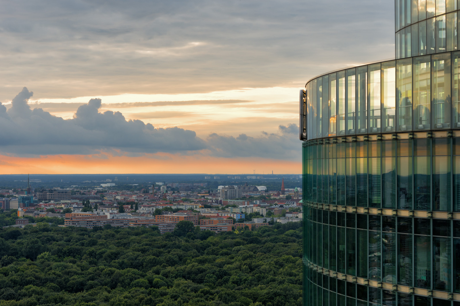 luce del sole, paesaggio, tramonto, città, paesaggio urbano, costruzione, riflessione, cielo, orizzonte, grattacielo, sera, mattina, Torre, orizzonte, Sony, crepuscolo, metropoli, Berlino, 85 millimetri, nube, albero, centro, alba, Potsdamerplatz, mitte, CarlZeiss, condominio, alfa, giorno, sobborgo, Alemania, area urbana, area metropolitana, Zona residenziale, palazzone, fenomeno meteorologico, carlzeisssonnart, slta99v, 85mmf14, sede centrale, Sal85f14z, 85mmf14za, Zeissplanart85mmf14za, Sonyalphadigitalslr