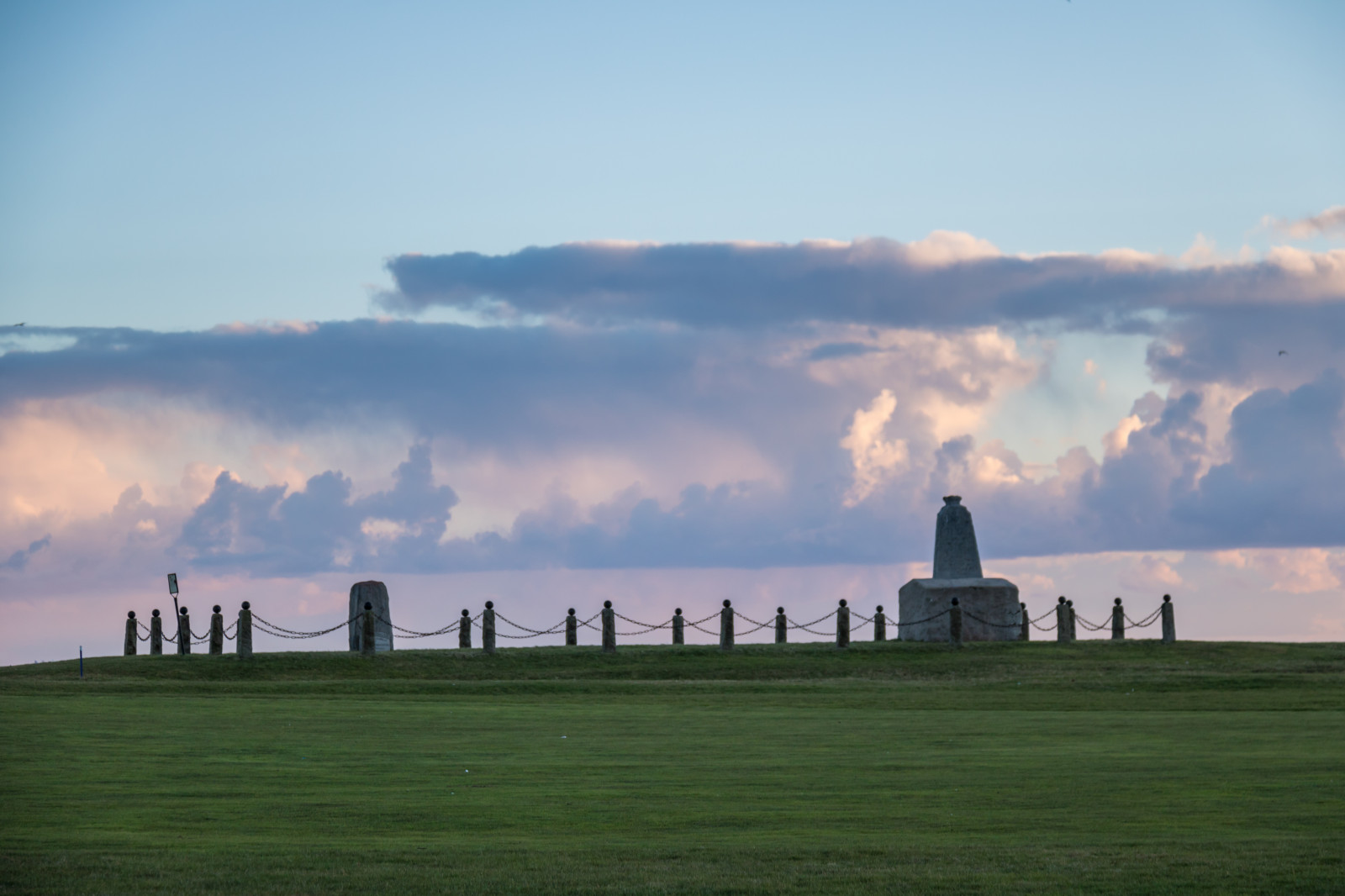 sollys, landskab, solnedgang, hav, bakke, himmel, solopgang, skyline, aften, morgen, tårn, tåge, horisont, skumring, monument, Sky, daggry, Trelleborg, Golfklubben, stavstensmonumentet, almindeligt, landdistrikt, atmosfærisk fænomen, atmosfære af jord, meteorologisk fænomen