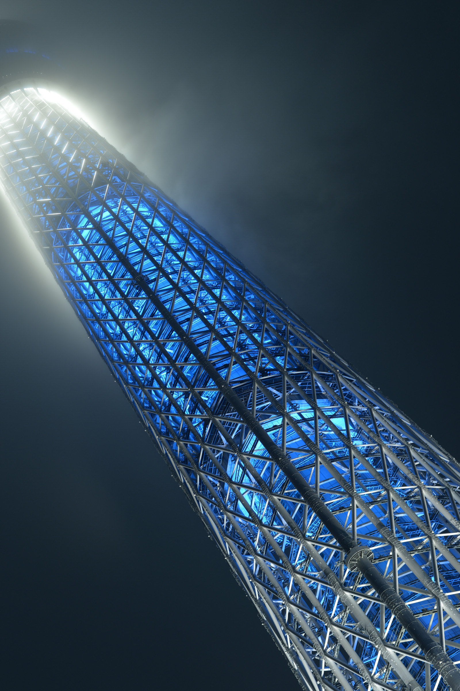 Japonsko, noc, architektura, odraz, symetrie, mrakodrap, modrý, věž, Nikon, Tokio, jp, Skytree, světlo, NIKKOR, osvětlené, osvětlení, osvětlení, tvar, čára, křídlo, iki, mezník, Tokyo Sky Tree, df, afs58mmf14g, afsnikkor58mmf14g, Atmosféra Země