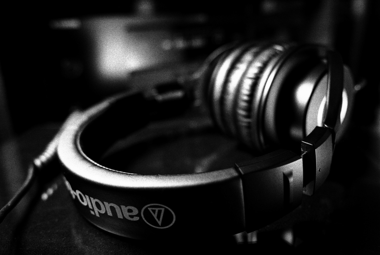 nikonfe2, nikkor28mmf28ais, ilfordhp5400, kodakhc110, plustekopticfilm7300, Černá bílá, film, sluchátka, 35MM