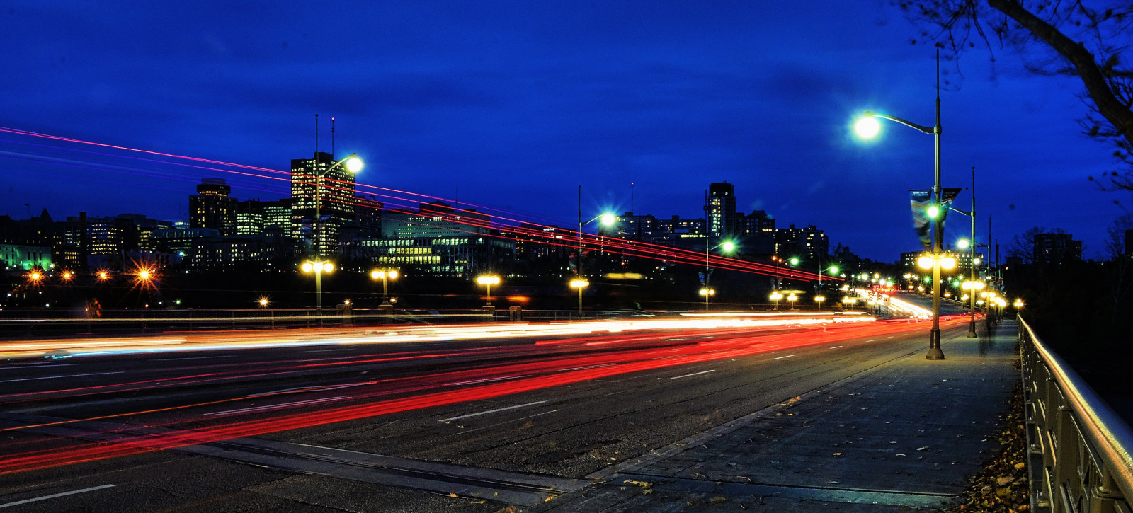 Metropolitní oblast, urban area, nebe, noc, silnice, panoráma města, město, mezník, infrastruktura, soumrak, Dálnice, metropole, most, světlo, centrum, panoráma, večer, odraz, pouliční osvětlení, osvětlení, pruh, provoz, fixed link, minout, auto, strom, Dálnice, západ slunce, horizont, svítání