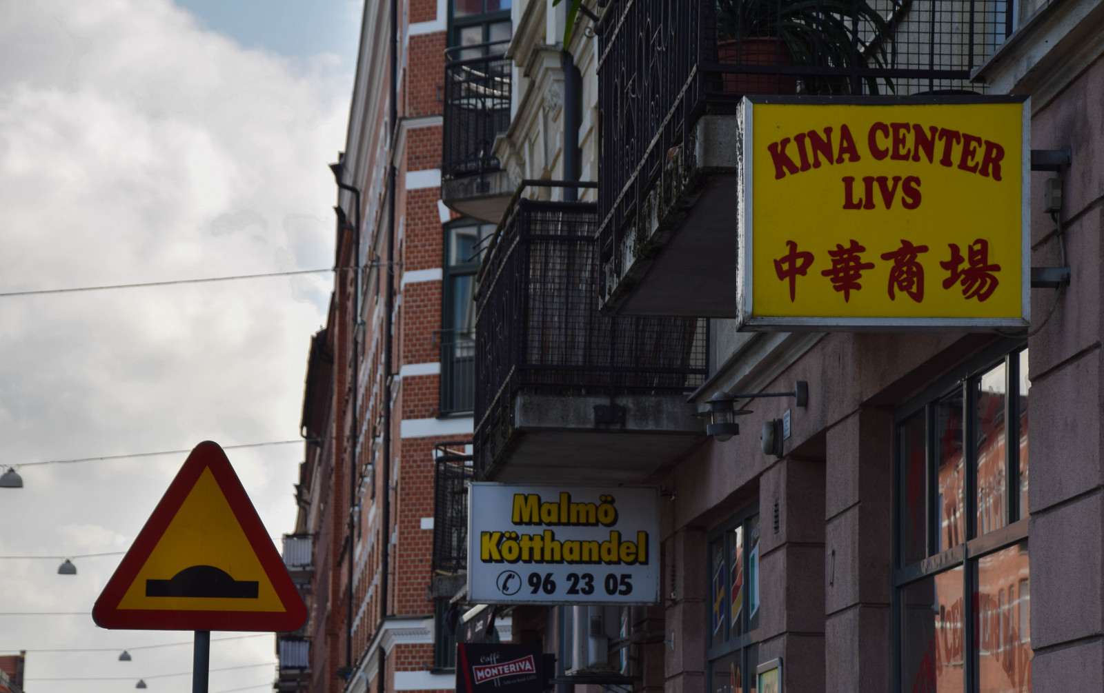 lidé, město, ulice, městský, silnice, podepsat, město, Švédsko, Evropa, infrastruktura, pěší, centrum, cityview, budovy, cars, přechod pro chodce, ulicích, m LLEV ngen, m Llan, sk ne, Street View, byggnader, Malmo, živobytí, obchody, chodci, vardag, cityandthestreets, aff RER, reklamní, fasáda, pruh, urban area, lidské osídlení, sousedství, signage, ulice podepsat