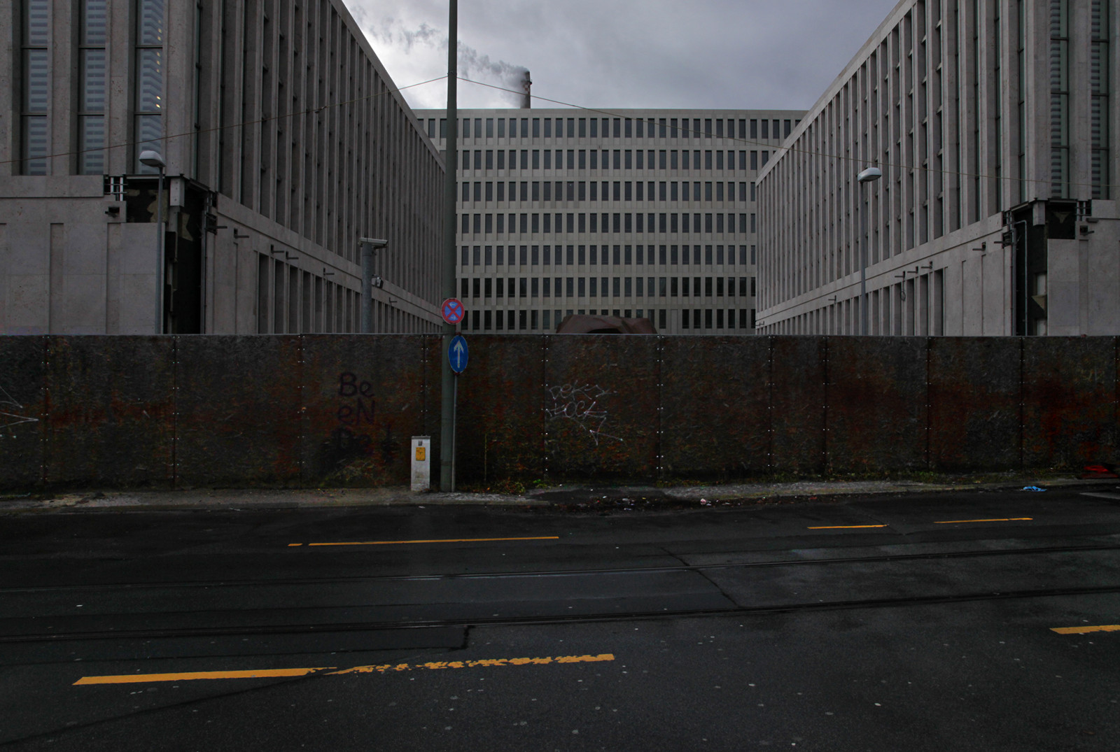 okno, město, ulice, architektura, auto, budova, nebe, stěna, silnice, Dům, město, plot, metropole, asfalt, Berlín, parkoviště, struktura, infrastruktura, úhel, strom, centrum, plocha, čára, předměstí, fasáda, pruh, urban area, Metropolitní oblast, sousedství, obytný prostor, povrch vozovky, veřejný prostor, raperre, img2798wahlfine2048