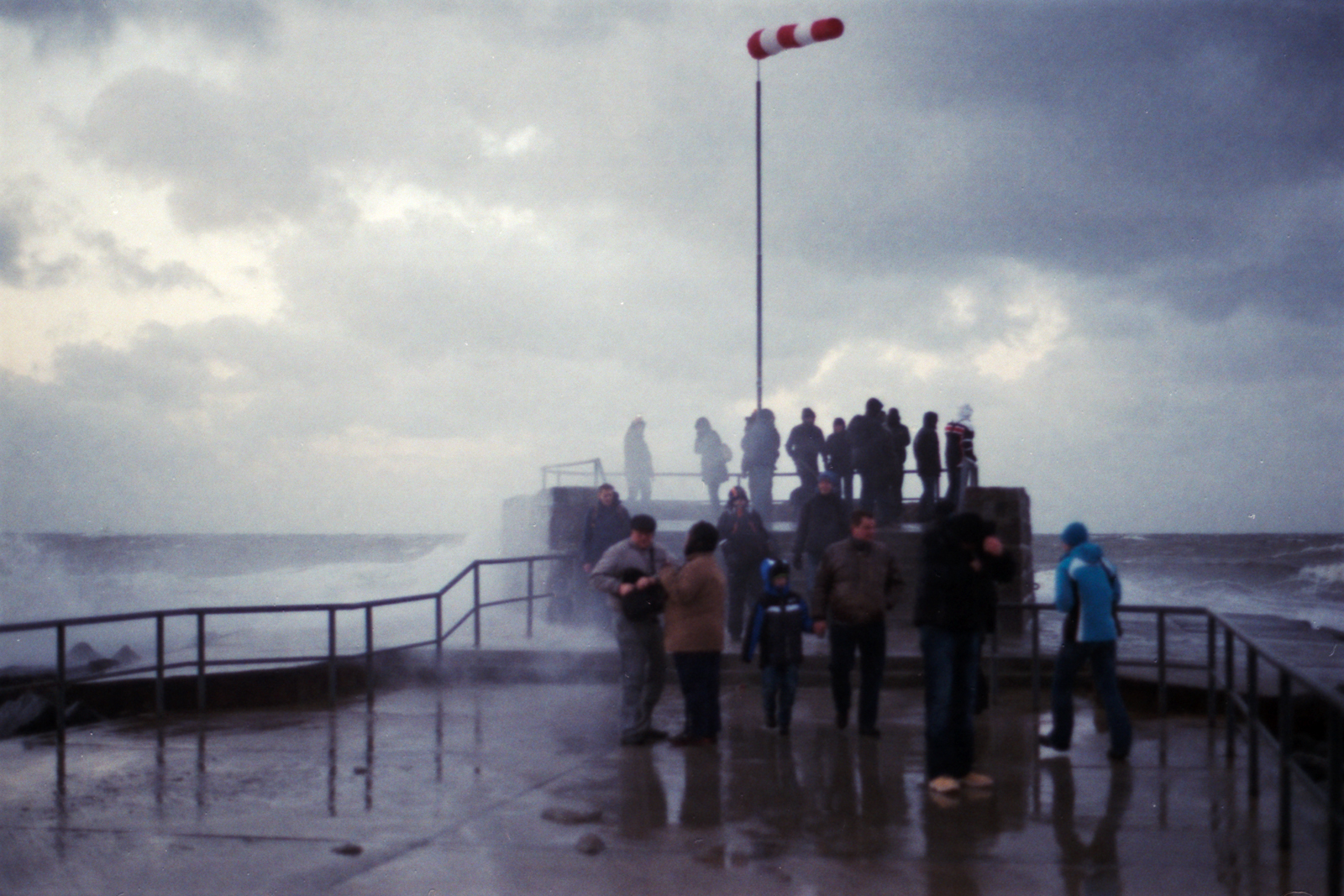 Meer, Wasser, Himmel, Strand, Sturm, Tourismus, Küste, Horizont, Seebrücke, 35MM, Maulwurf, Wolke, Herbst, erforschen, Ozean, Welle, Strand, Analoge, Rostock, Film, Tide, Ostsee, Herbst, Scan, Erholung, Sturm, Ostsee, Negativescan, Warnemünde