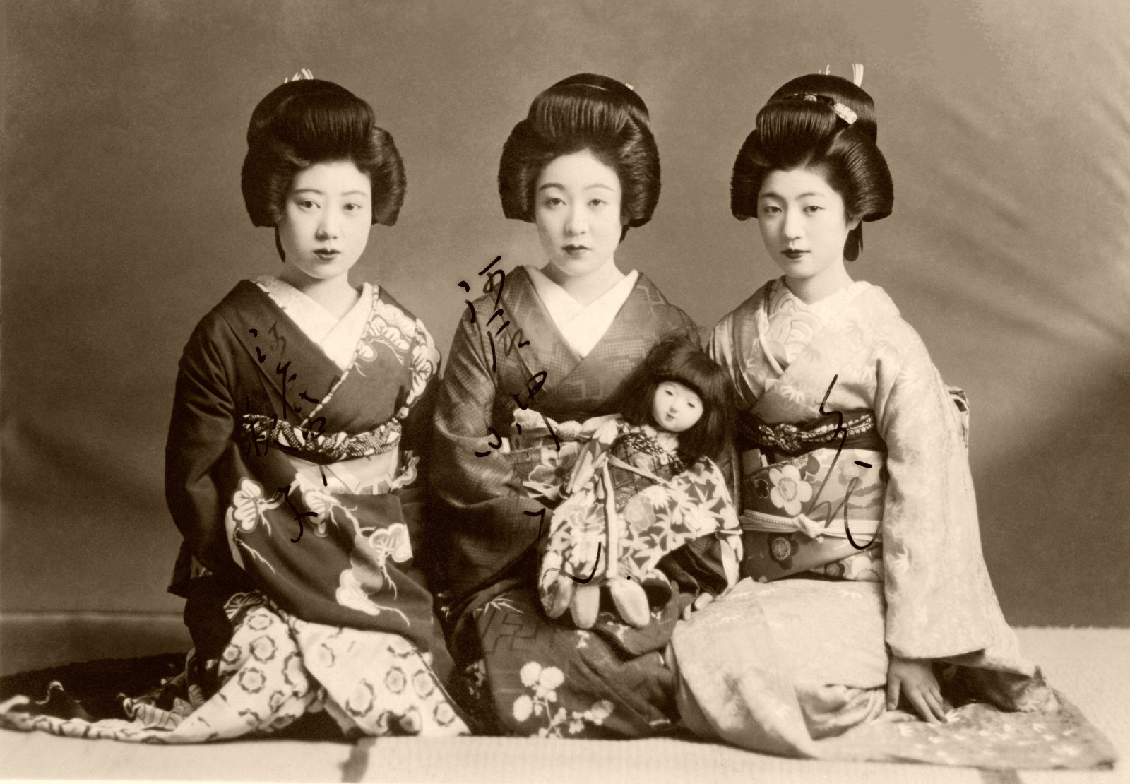 Japonsko, sedící, japonský, kimono, Osoba, rodina, gejša, pohlednice, dívka, žena, iki, sedící, Černý a bílý, profese, podepsaný, showaperiod, Toba, 1930, Shimada, Akiko, Geiko, Podepsáno, Ningyo, Ichimatsudoll, Tatamimats, Obiage, Ningyou, Playdoll, Ichimatsuningyo, vintage clothing