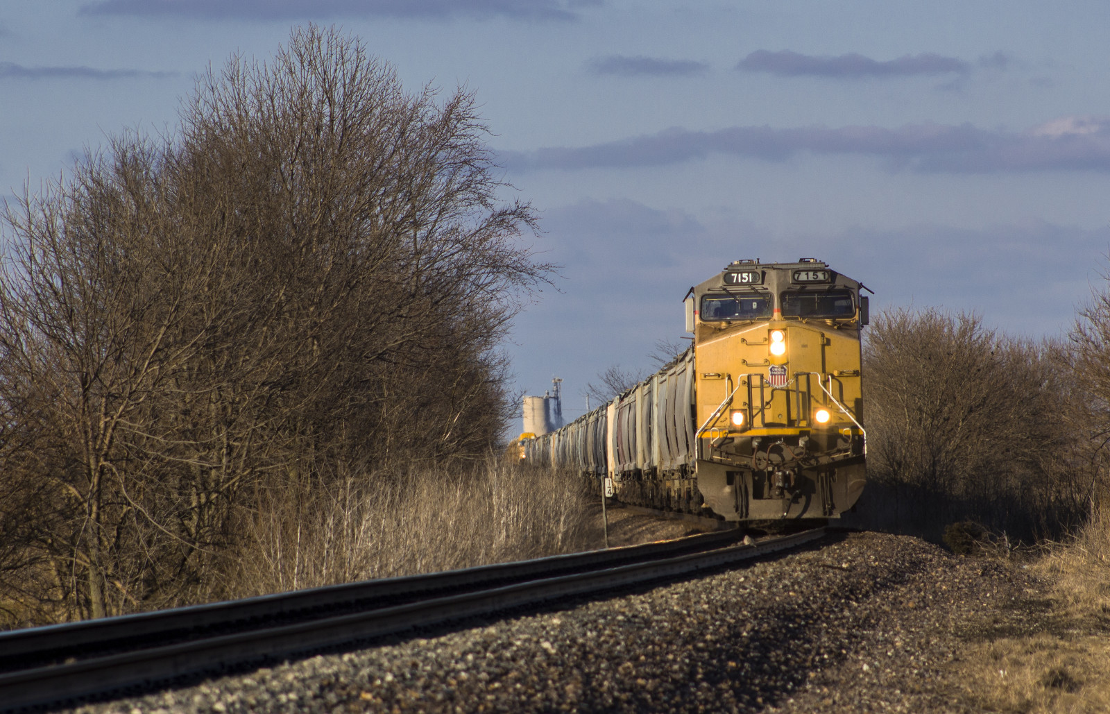 nebe, vozidlo, fotografování, vlak, železnice, večer, obilí, stopy, soumrak, Illinois, doprava, lokomotiva, venkovský, Vzácný, GE, strom, železnice, vlaky, kolejnice, nahoru, rostlina, venkovní, Napájení, il, dráha, kolejnice, náklad, railfan, roh, venkov, železniční doprava, kolejová vozidla, železniční vůz, železnice, jih, Railfanning, General Electric, ac44cw, unionpacific, unittrain, Stlouisserviceunit, K3la, Villagrove, Villagrovesubdivision