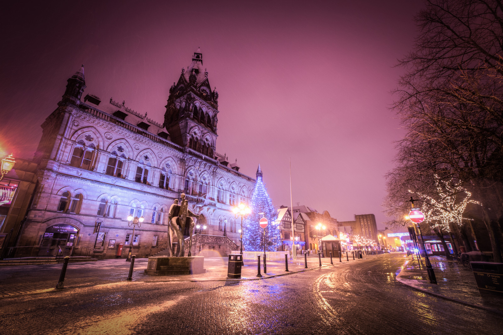 pouliční osvětlení, město, panoráma města, noc, architektura, budova, nebe, sníh, zima, večer, HDR, město, atmosféra, soumrak, náměstí, metropole, světlo, strom, centrum, rostlina, Vánoce, osvětlení, náměstí, tma, mezník, fasáda, Chester, cheshire, urban area, turistická atrakce, počítač tapeta, Metropolitní oblast, Chesteratchristmas, Xmasinchester2014