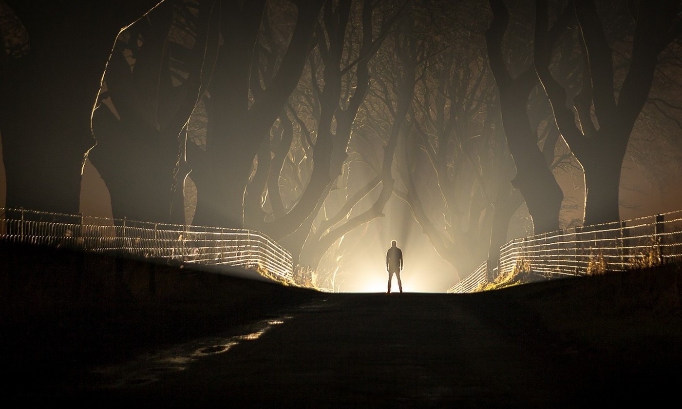 muži, slunečnímu záření, krajina, světla, temný, noc, Příroda, odraz, silnice, silueta, večer, mlha, plot, světlo, tma, atmosférický jev, 1400x839 px