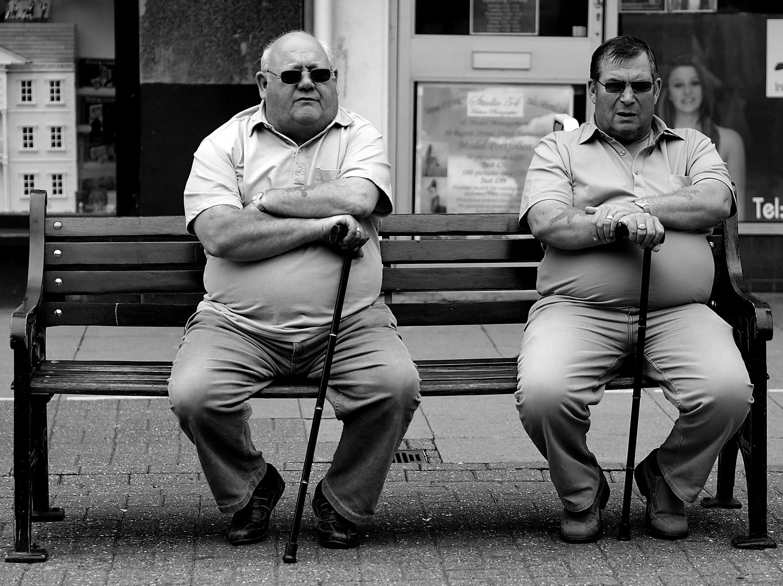 ผู้ชาย, คน, สีขาว, ดำ, เก่า, ขาวดำ, แนวตั้ง, ถนน, แว่นตากันแดด, ดู, แว่นตา, เมือง, นั่ง, ถนน, การถ่ายภาพ, เก้าอี้, ม้านั่ง, ปากกา, คน, ที่เดิน, เฉดสี, อ้อย, Olympus, ที่นั่ง, f18, bw, ดำขาว, ตา, ชาย, แหวน, รูปถ่าย, streetphotography, 45 มม, ตรงไปตรงมา, flickraward, ชาย, noiretblanc, ติด, ติดต่อ, ดำและขาว, ถ่ายภาพขาวดำ, ตำแหน่งของมนุษย์, ปฏิสัมพันธ์, greatyarmouth, ep3, ไม้เท้า, สถานที่สาธารณะ, publicplacesportfolio