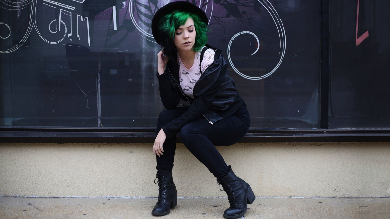 nero, donne all'aperto, donne, modello, capelli tinti, Luna Cera, abiti neri, moda, capi di abbigliamento, bellezza, signora, calzature, servizio fotografico