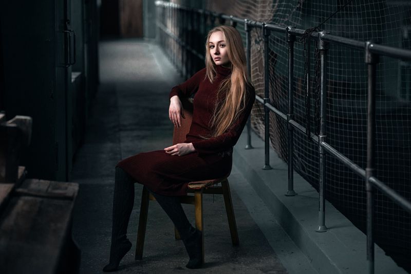 Kvinder, blond, langt hår, Kigger på seeren, sidder, model Kvinder, blond, langt hår, Kigger på seeren, sidder, model
