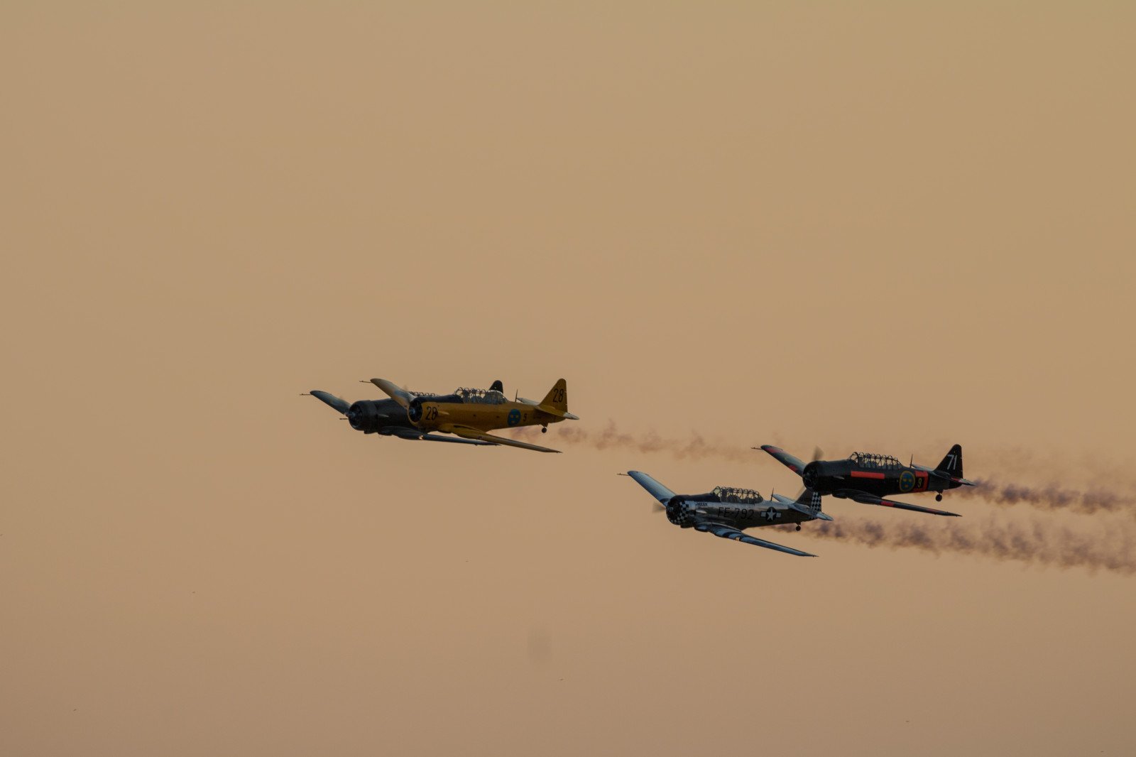 vozidlo, letoun, letadlo, plán, Dánsko, letectvo, Soumrak, Roskilde, Let, skymning, Danmark, flygplan, letadlo, Airshow, letectví, exif modelu canoneos760d, geocountry, Kamera aby kánon, geocity, Model fotoaparátu canoneos760d, geostate, geolocation, exif aby kánon, EXIF otvor 71, EXIF isospeed 125, EXIF ef70300mmf456lisusm čočka, exif focallength 300mm, flyg, roskildeairshow, roskildeflygplats, flyguppvisning, Harvard, swedishairforcehistoricflight, křídlo, Atmosféra Země, stíhací letoun, Airshow