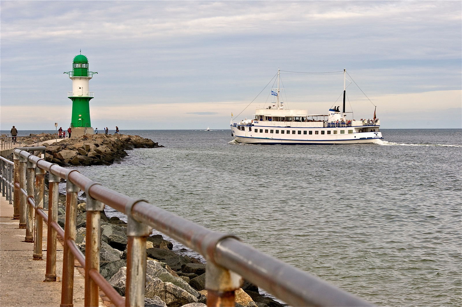 loď, loď, moře, voda, pobřeží, nebe, vozidlo, Německo, věž, pobřeží, maják, Nikon, trajekt, oceán, vlna, deutschland, Rostock, Meklenbursko-Přední Pomořansko, plavidlo, kanál, warnem NDE, kobyla, Ostsee, wasser, Leuchtturm, lodičky, Hanse, D700, meer, Baltské moře, mecklenburg, k ste, Hafen, osobní loď, Ostseebad, Baltica, Hanza, water transportation, coastal and oceanic landforms