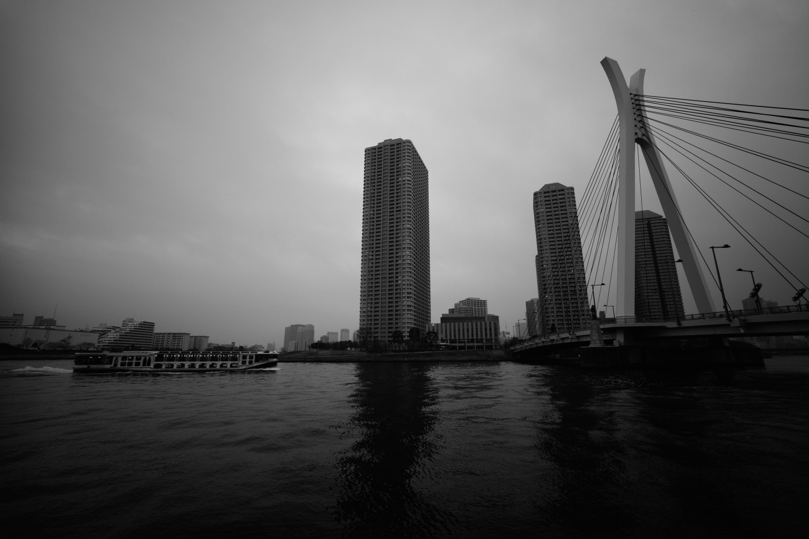 Černá, černobílý, město, panoráma města, noc, odraz, panoráma, mrakodrap, večer, most, horizont, soumrak, Leica, metropole, Tokio, opar, M, svítání, tělesné, tvar, tma, mezník, sumidariver, sumidagawa, leicam, typ240, chuoohashi, SWH, swh15mm, superwideheliar, voigtla nder, superwideheliar15mm, urban area, atmosférický jev, Černý a bílý, monochromatické fotografování, lidské osídlení, panelový dům